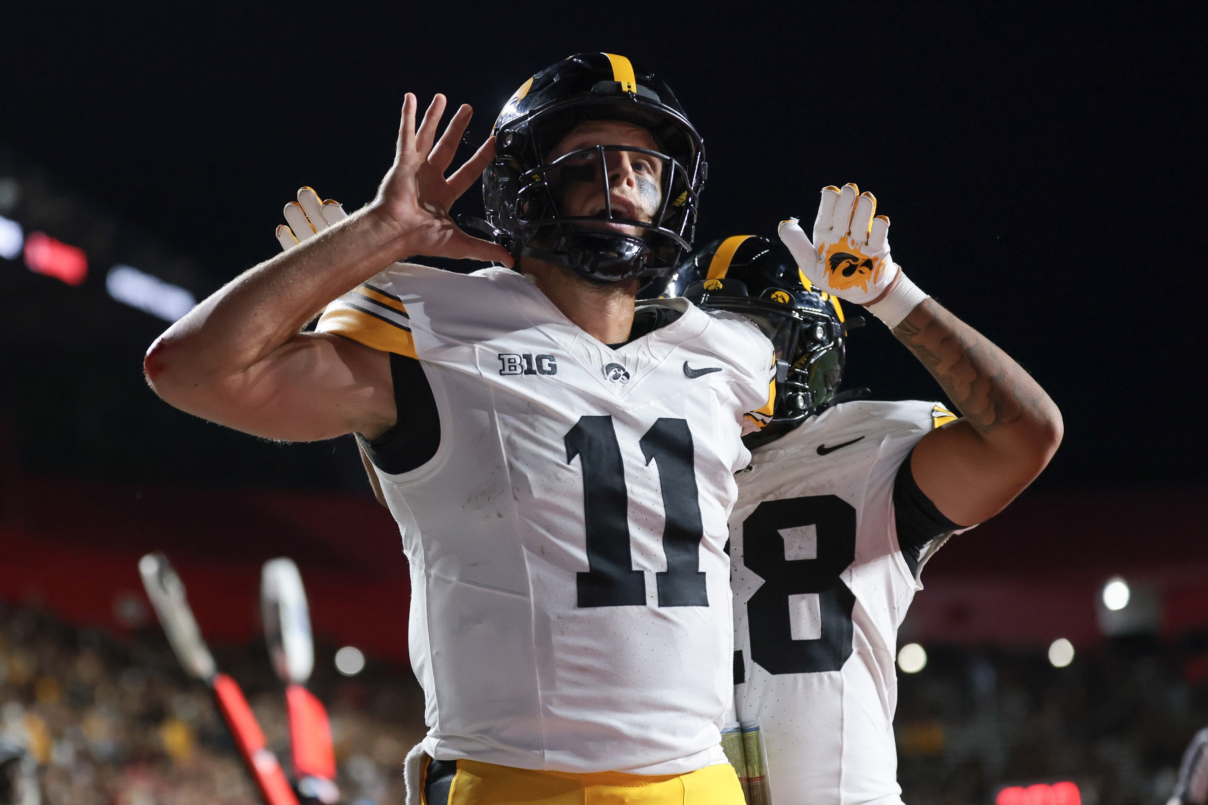 Oregon vs. Iowa Prediction & Odds: College Football Week 11 Betting Preview