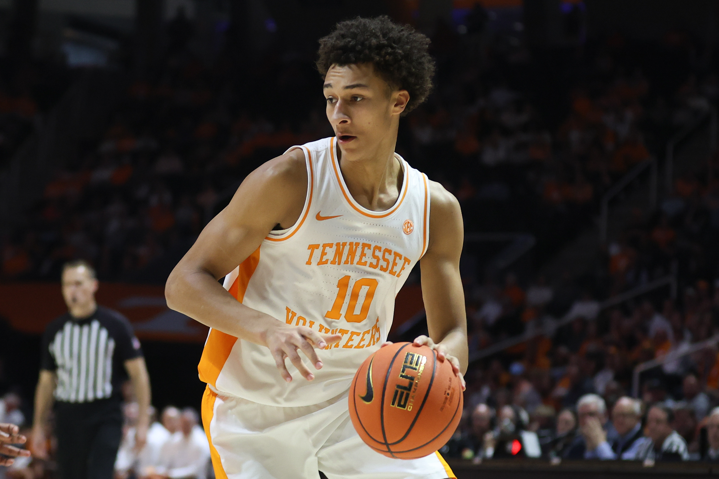 Tennessee Volunteers forward Nate Ament (10) moves the ball as we break down our Tennessee vs. Florida prediction.