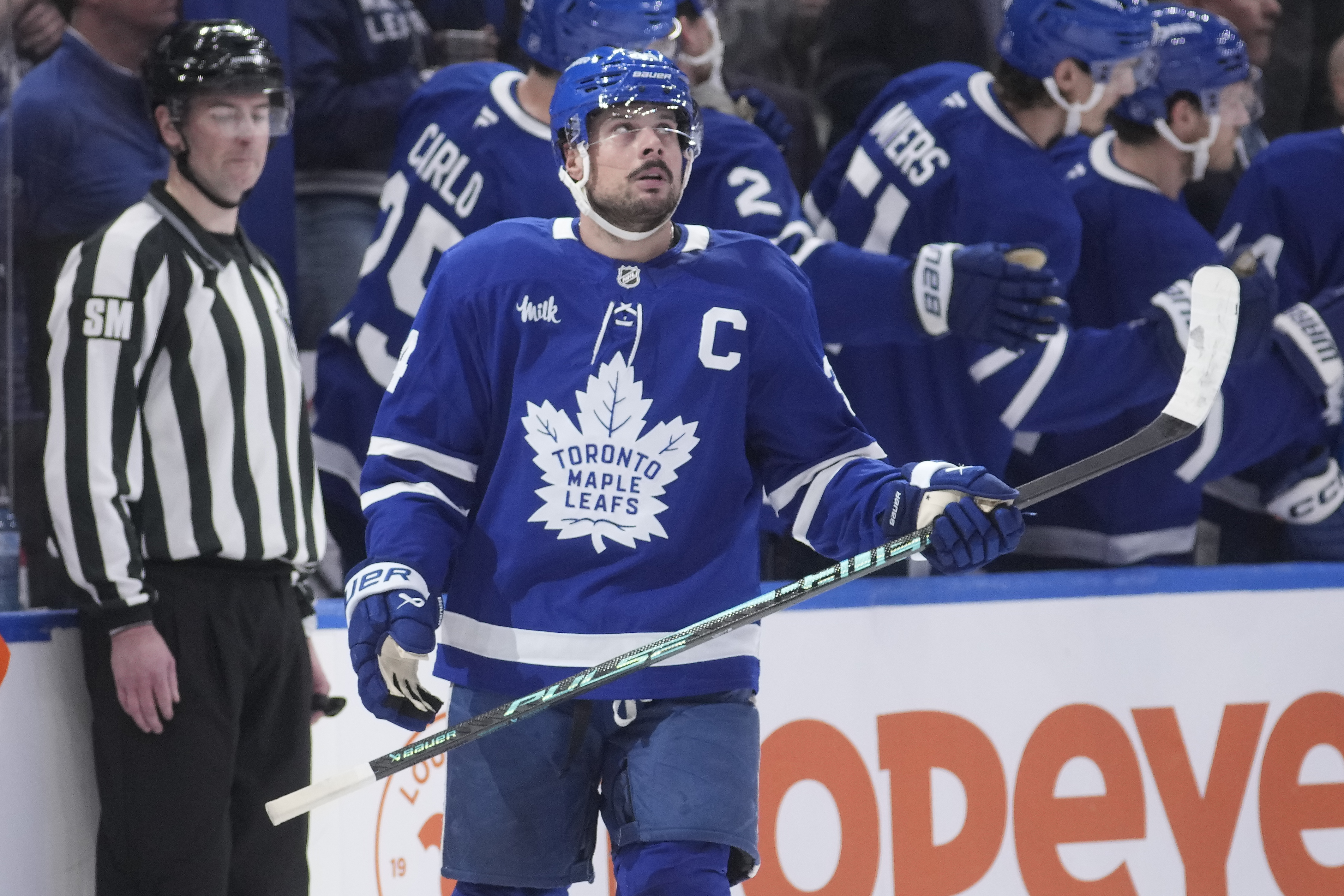 Toronto Maple Leafs forward Auston Matthews (34) looks up at the scoreboard as we make our best NHL predictions for Oct. 13, 2026.
