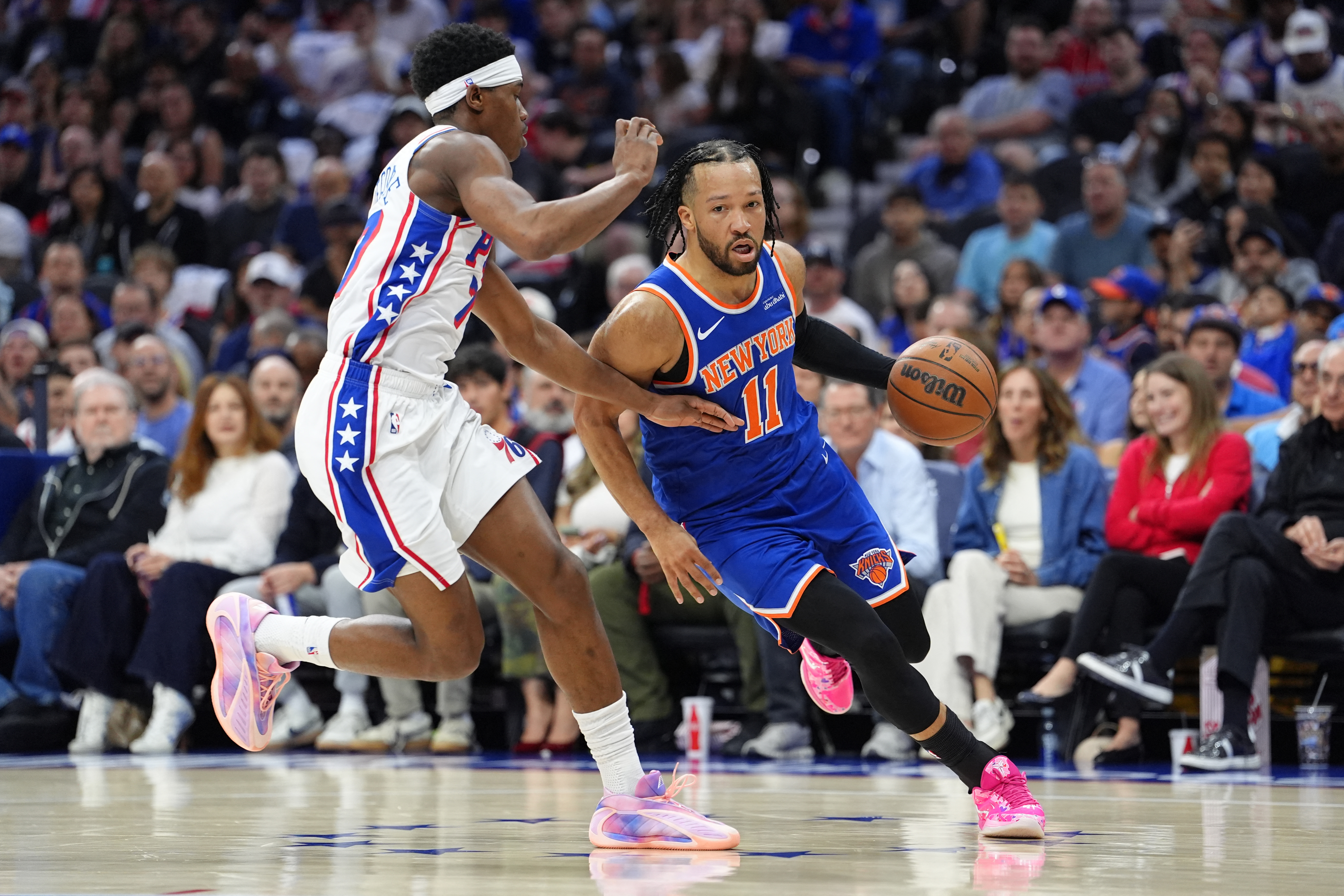 New York Knicks guard Jalen Brunson (11) drives against Philadelphia 76ers guard VJ Edgecombe (77) as we break down our 76ers vs. Knicks early prediction.