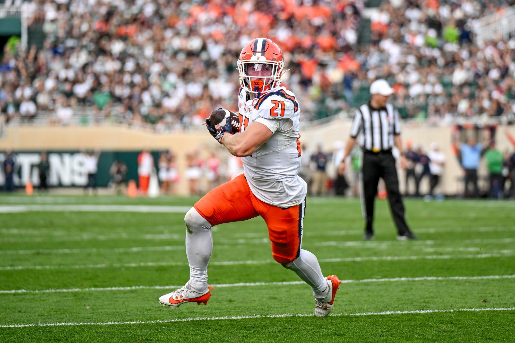 Illinois’ Aidan Laughery runs for a touchdown as he is featured in our Oregon vs. Illinois prediction.