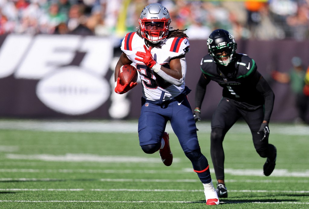 Patriots lose star running back Rhamondre Stevenson against Cardinals