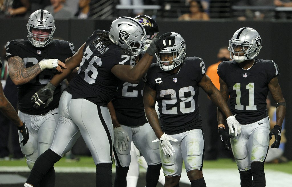 Oakland Raiders Defeat Pittsburgh Steelers 24-21