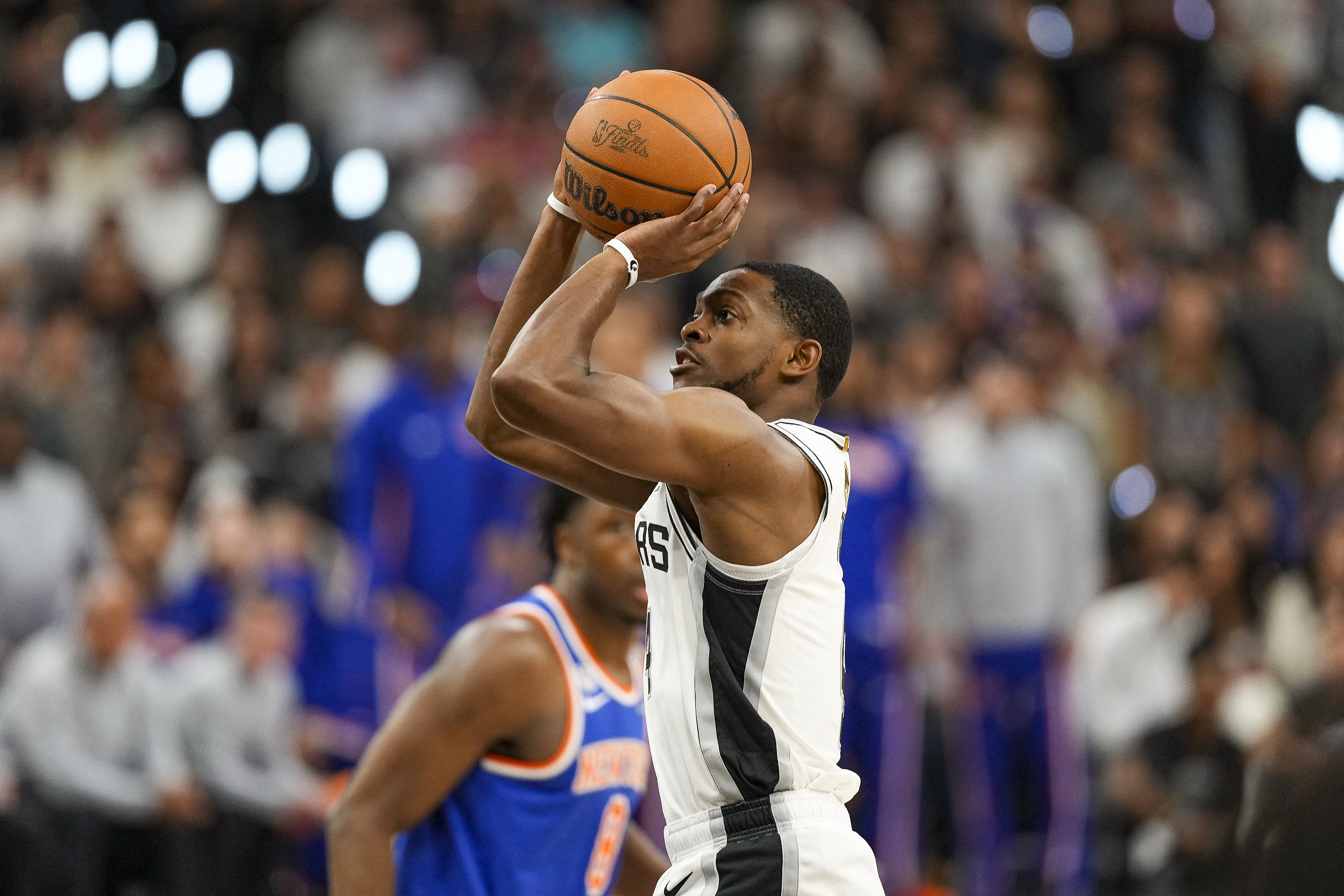 San Antonio Spurs guard De'Aaron Fox (4), seen here making a jumper during a game, is featured in our Spurs vs. Knicks player props for Game 3 today.