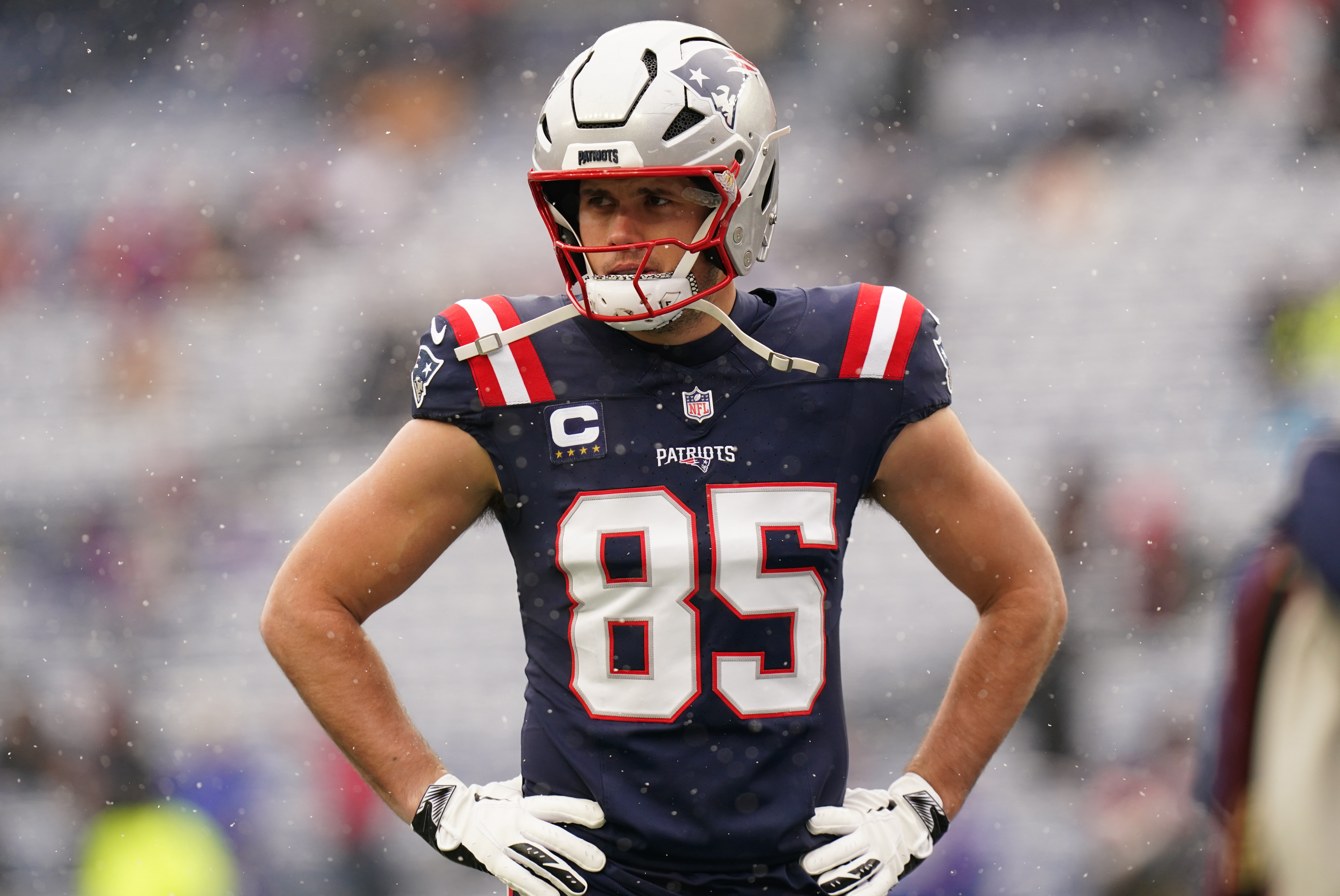 New England Patriots tight end Hunter Henry (85) warms up as he is featured in our Patriots vs. Jets player props.