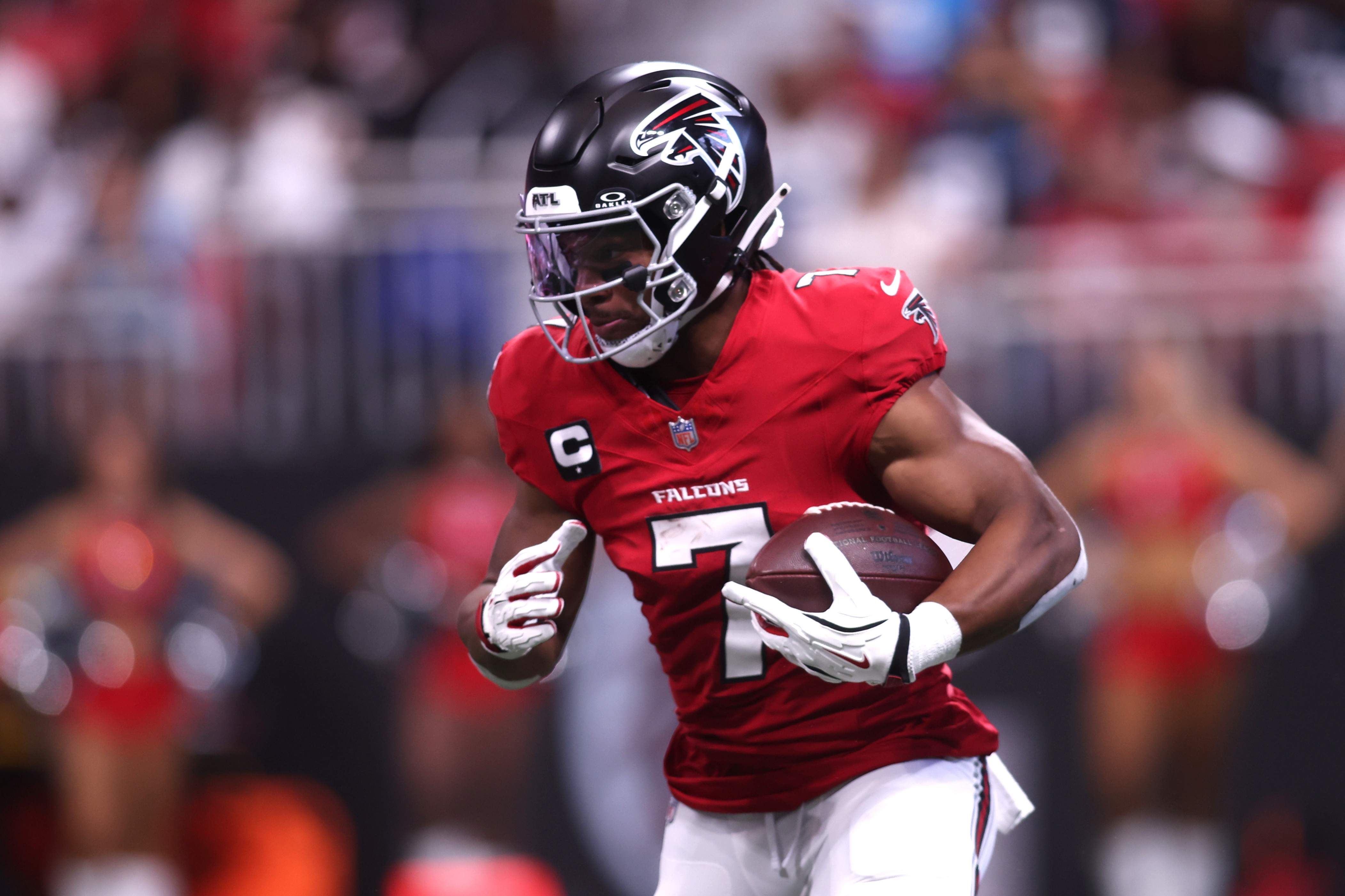 Atlanta Falcons running back Bijan Robinson (7) rushes during the first quarter as he is featured in our Falcons vs. Packers same-game parlay