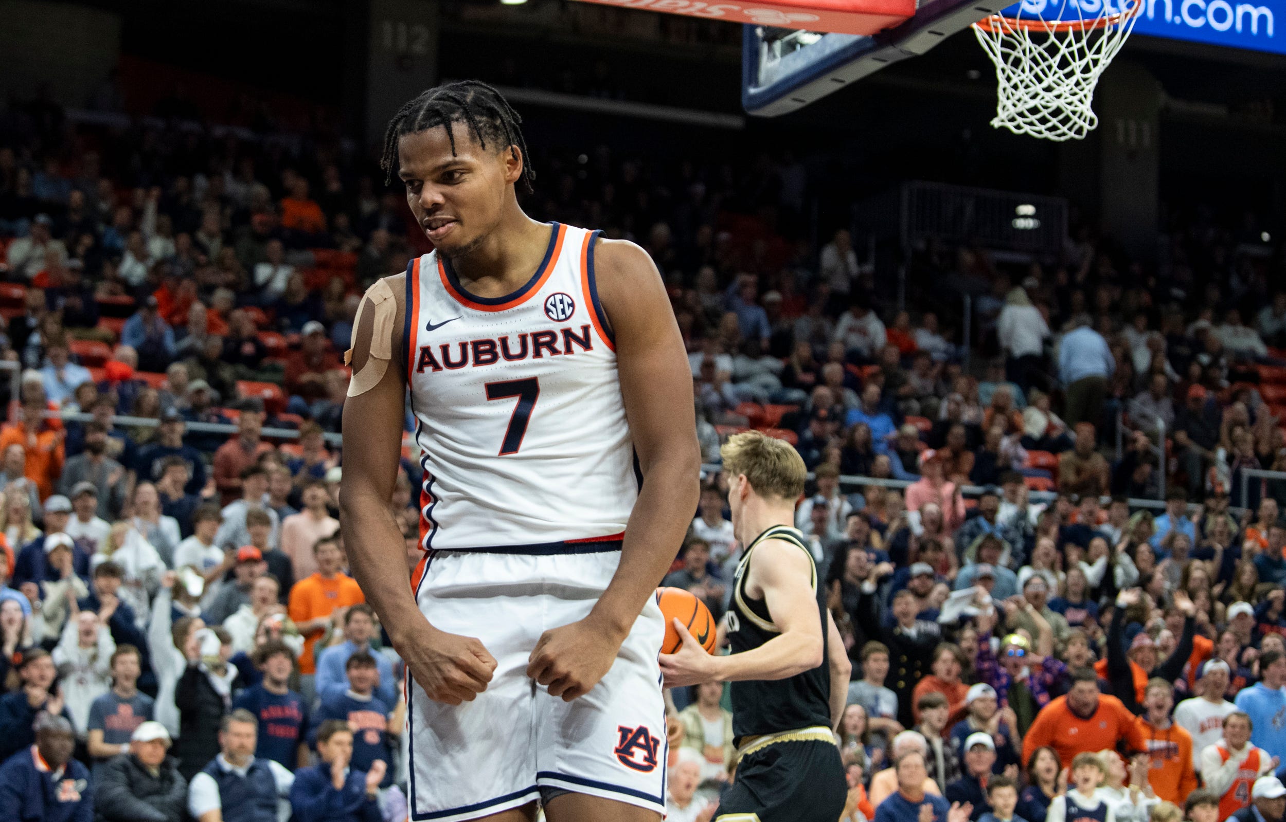 Auburn Tigers forward Keyshawn Hall celebrates a dunk as we make our best NC State vs. Auburn prediction.