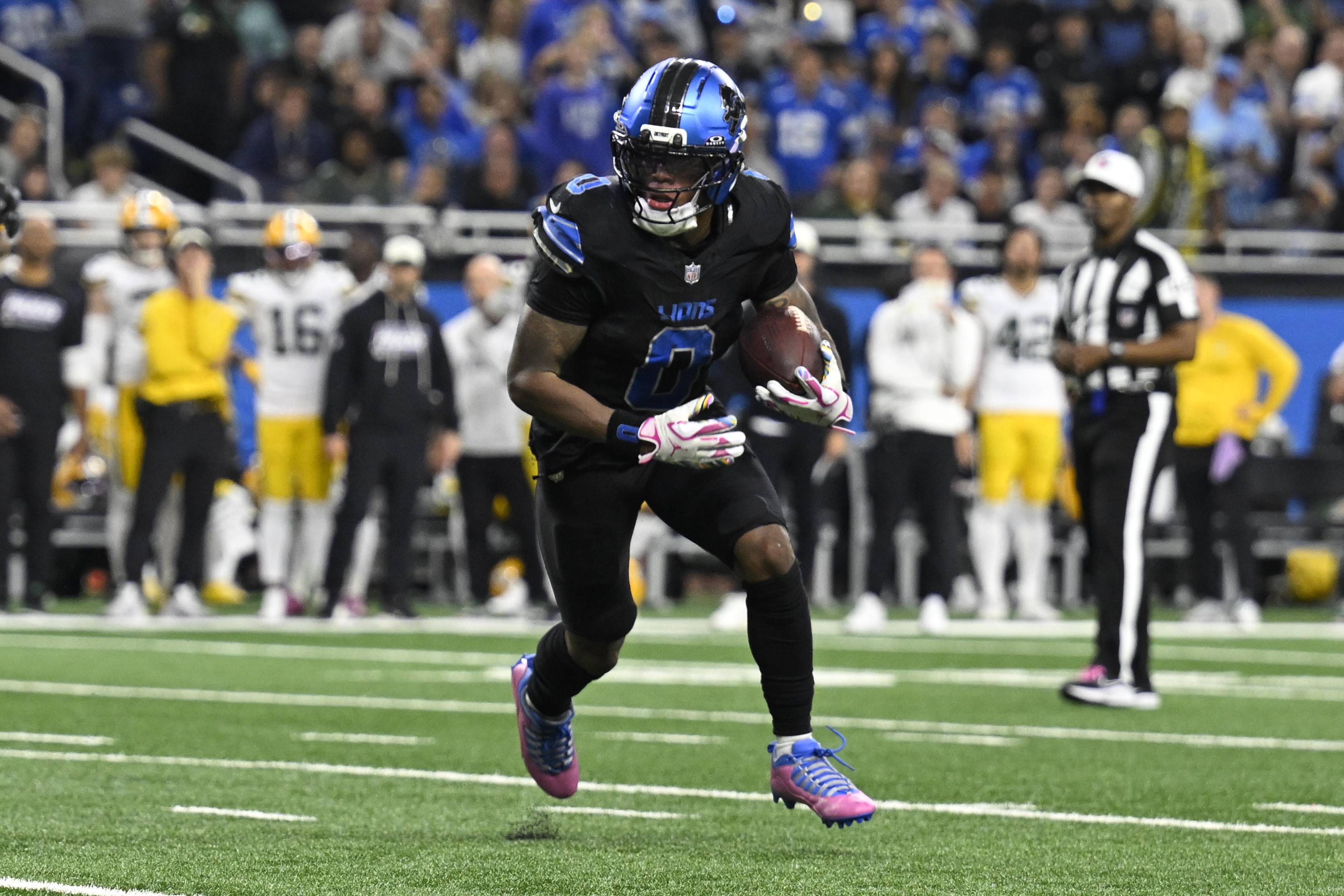 Detroit Lions running back Jahmyr Gibbs (0) runs to the outside in the fourth quarter at Ford Field as we examine the NFL Offensive Player of the Year odds.