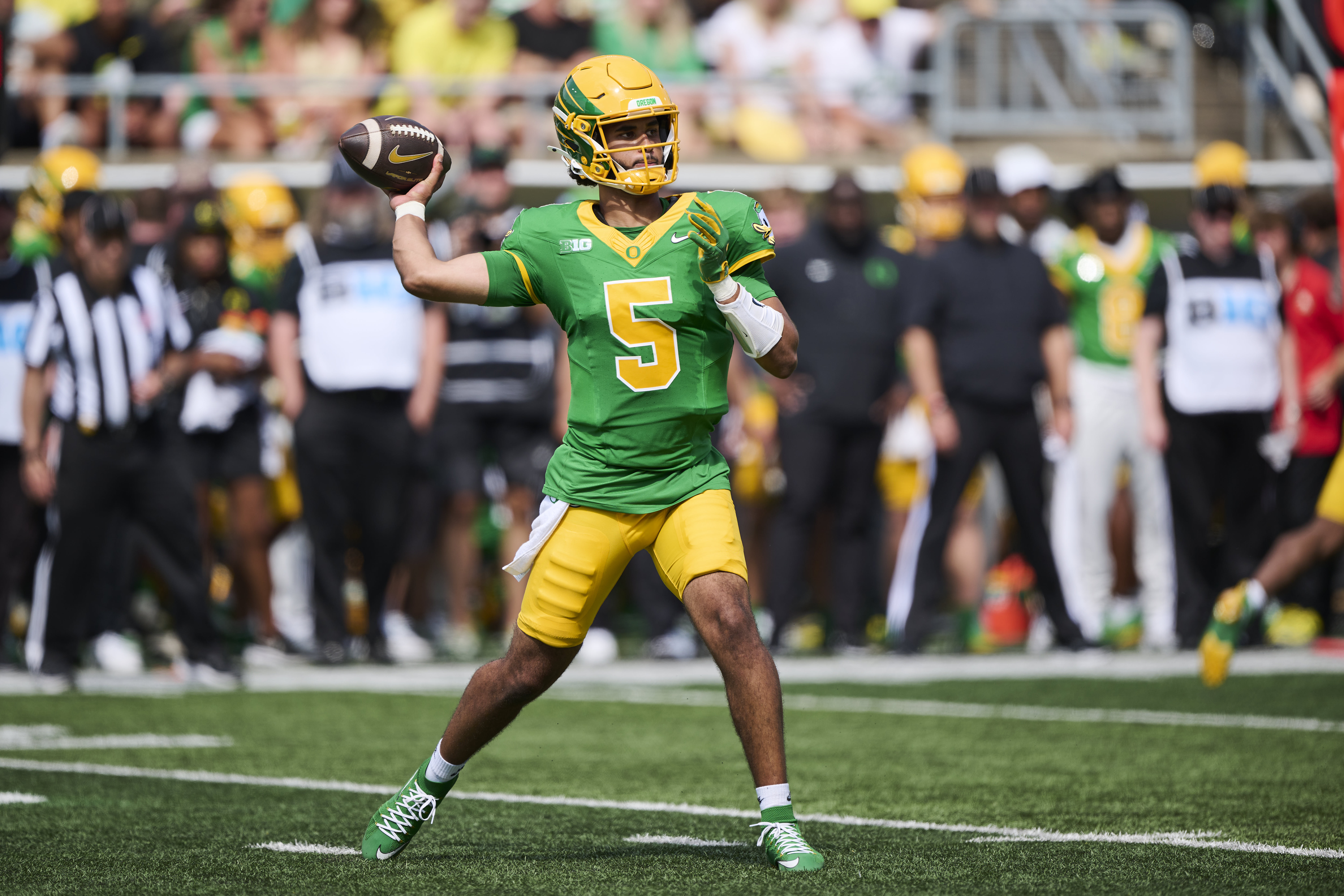 Heisman Trophy Odds & Favorites 2025: Beck, Mateer Favorites; Nussmeier, Manning Fall