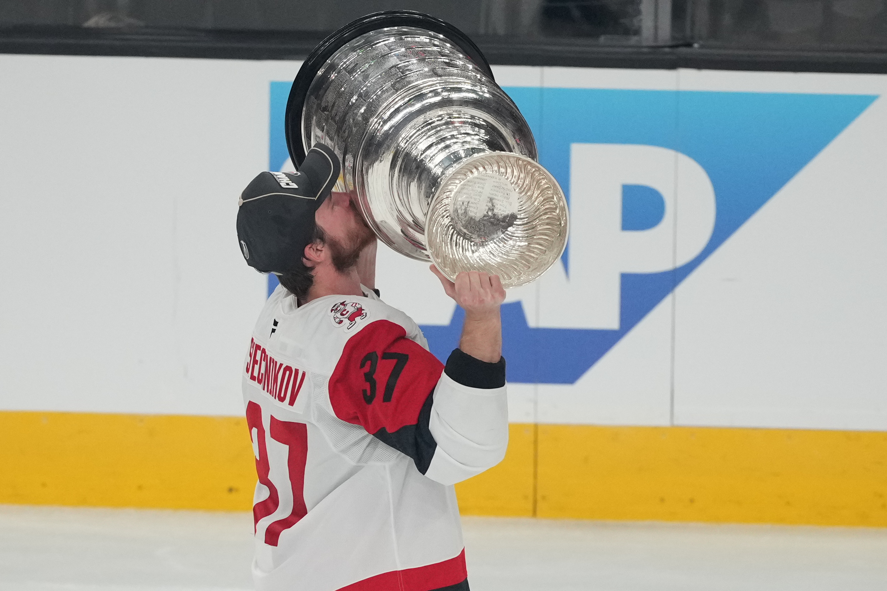 🏒 Stanley Cup Odds & Favorites 2027: Hurricanes Early Favorites Over Avalanche, Lightning