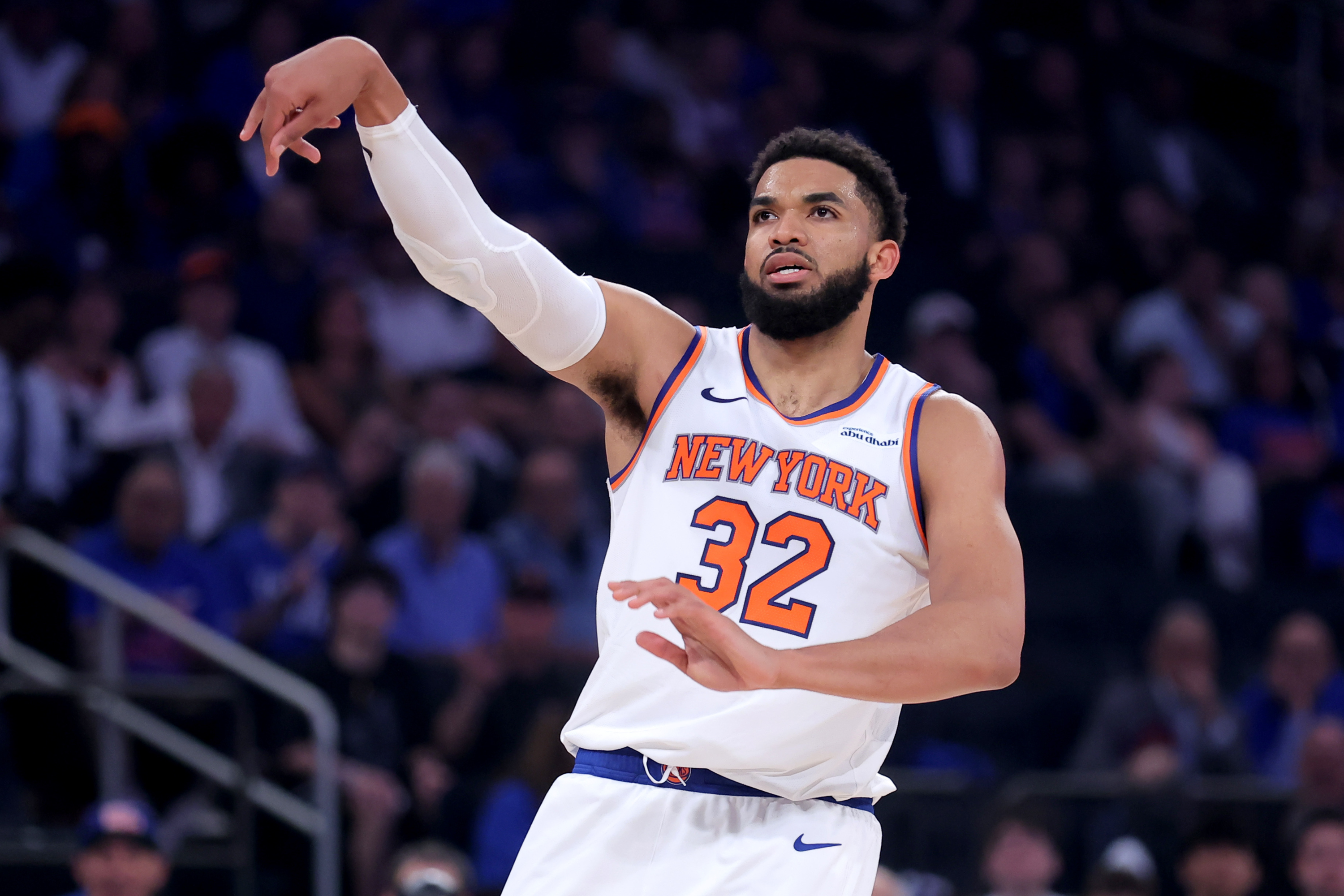 New York Knicks center Karl-Anthony Towns (32), seen here watching a shot during a game, is featured in our Cavaliers vs. Knicks player props for Game 2 today.