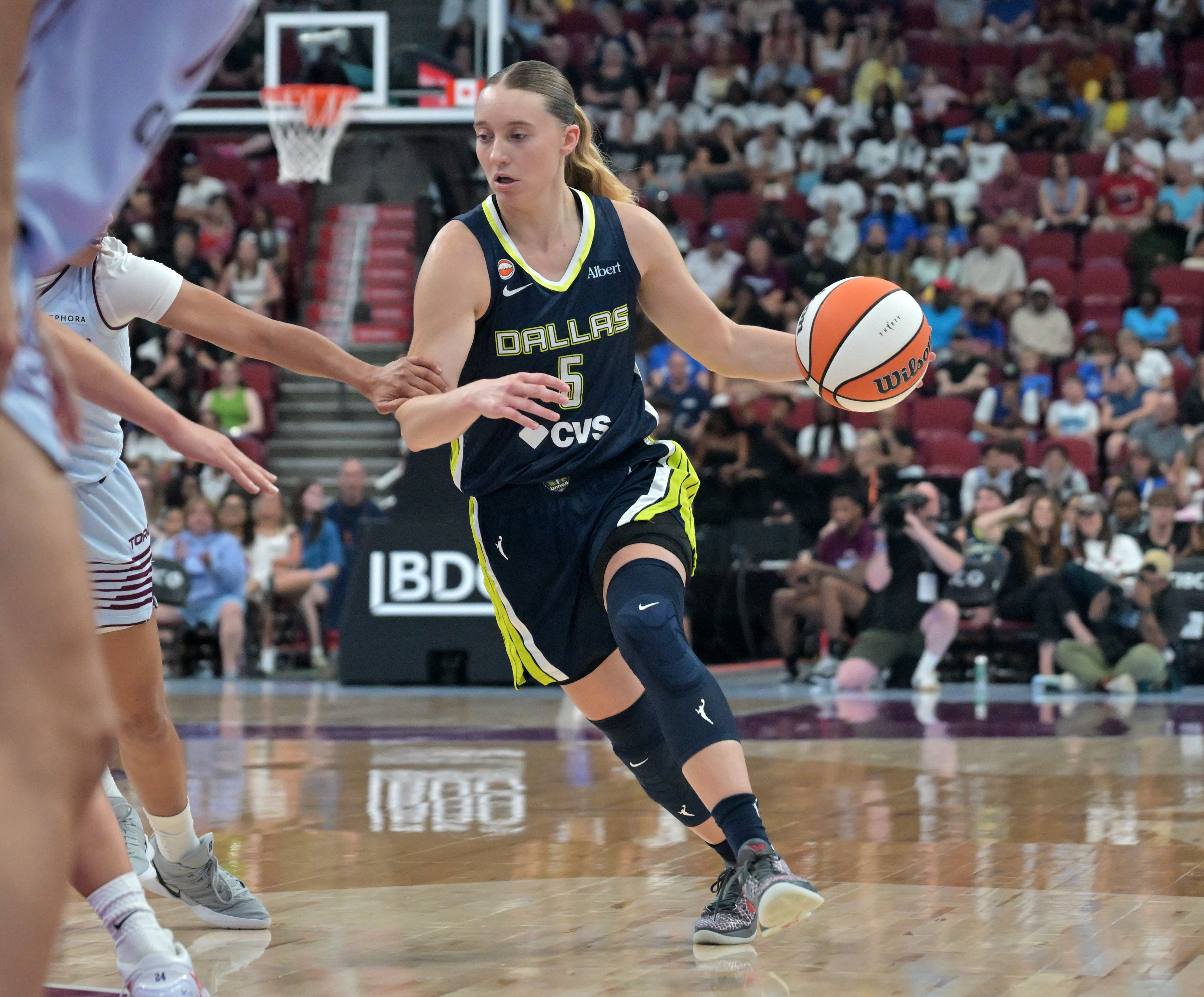  Dallas Wings guard Paige Bueckers (5) against the Toronto Tempo in the first half at the Bell Centre.