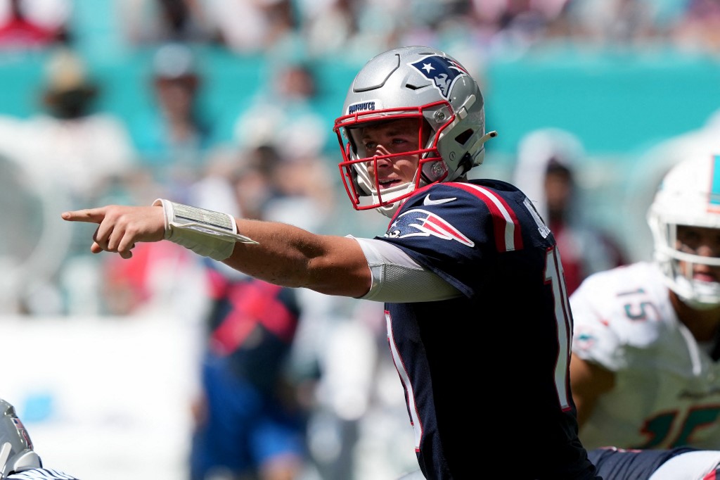 East Rutherford, New Jersey, USA. 30th Oct, 2022. New England Patriots  quarterback Mac Jones (10) looks to pass against the New York Jets during a  NFL game in East Rutherford, New Jersey