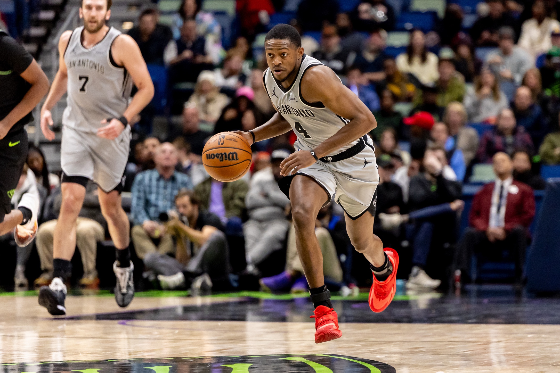 De'Aaron Fox brings the ball up court as we offer our Spurs vs. Knicks prediction for tonight's NBA Cup Final.