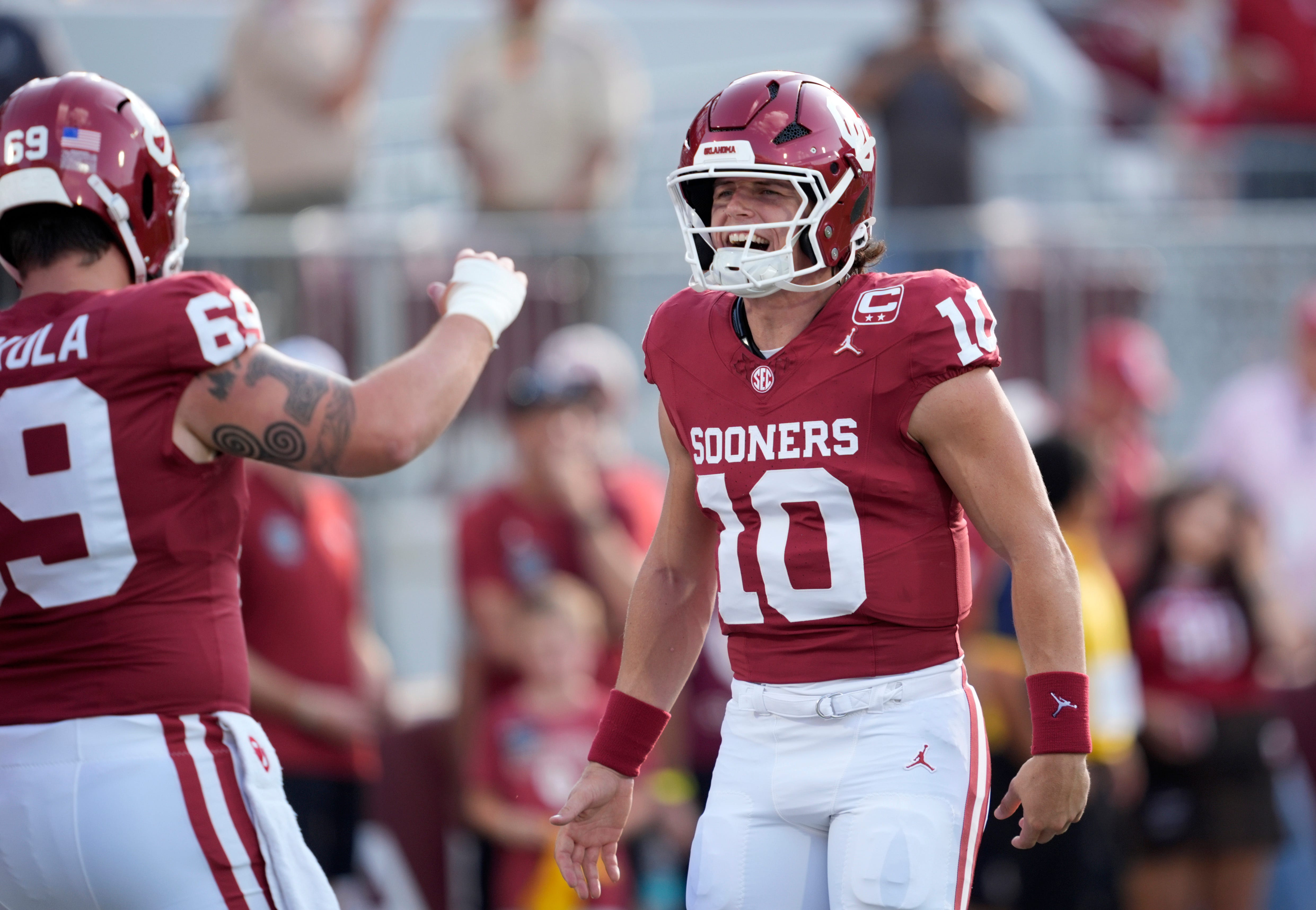 Oklahoma's John Mateer (10) warms up as he is featured in our Oklahoma vs. Michigan touchdown pick.