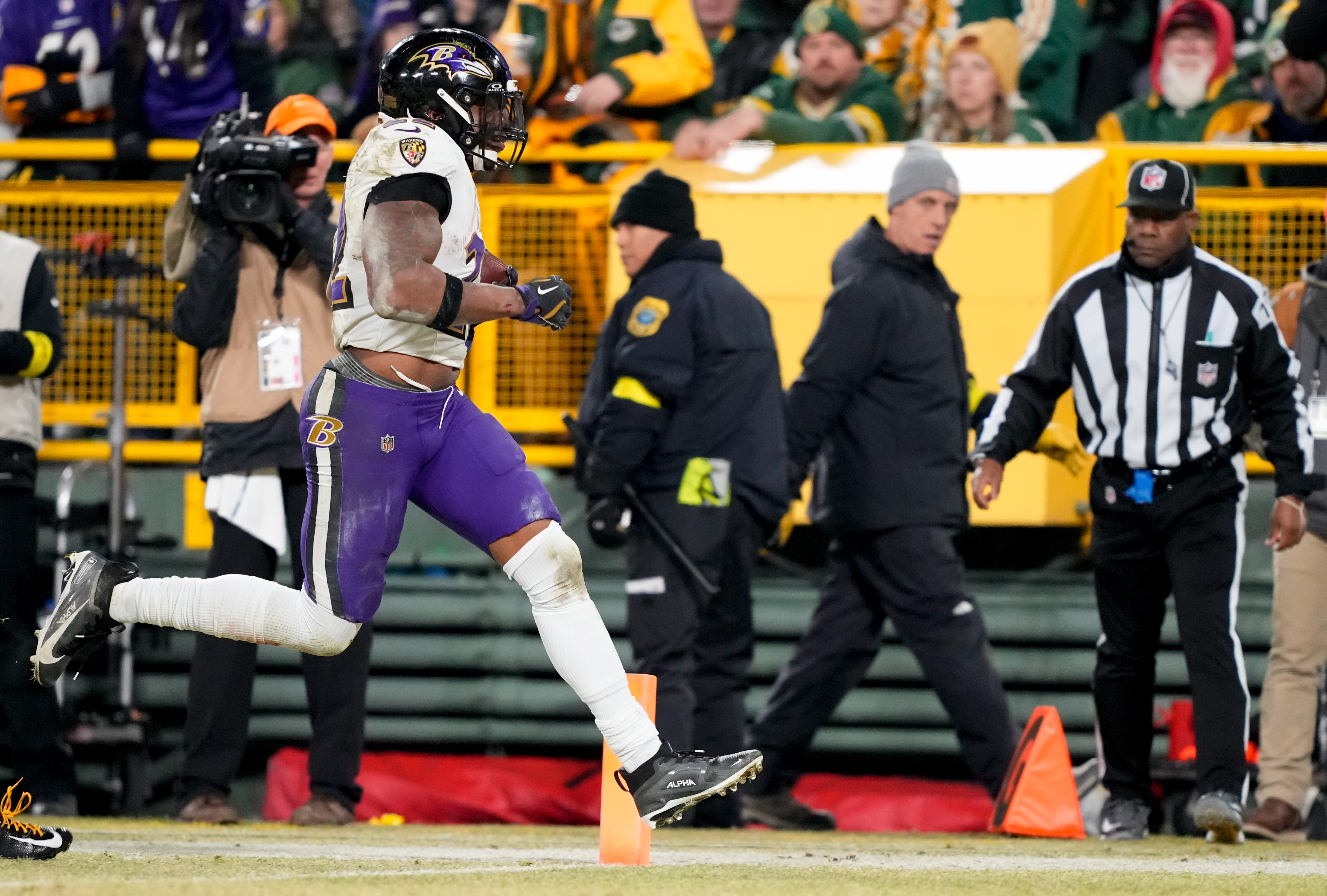 Baltimore Ravens running back Derrick Henry (22) runs for a touchdown as we break down our NFL AI predictions Week 18.