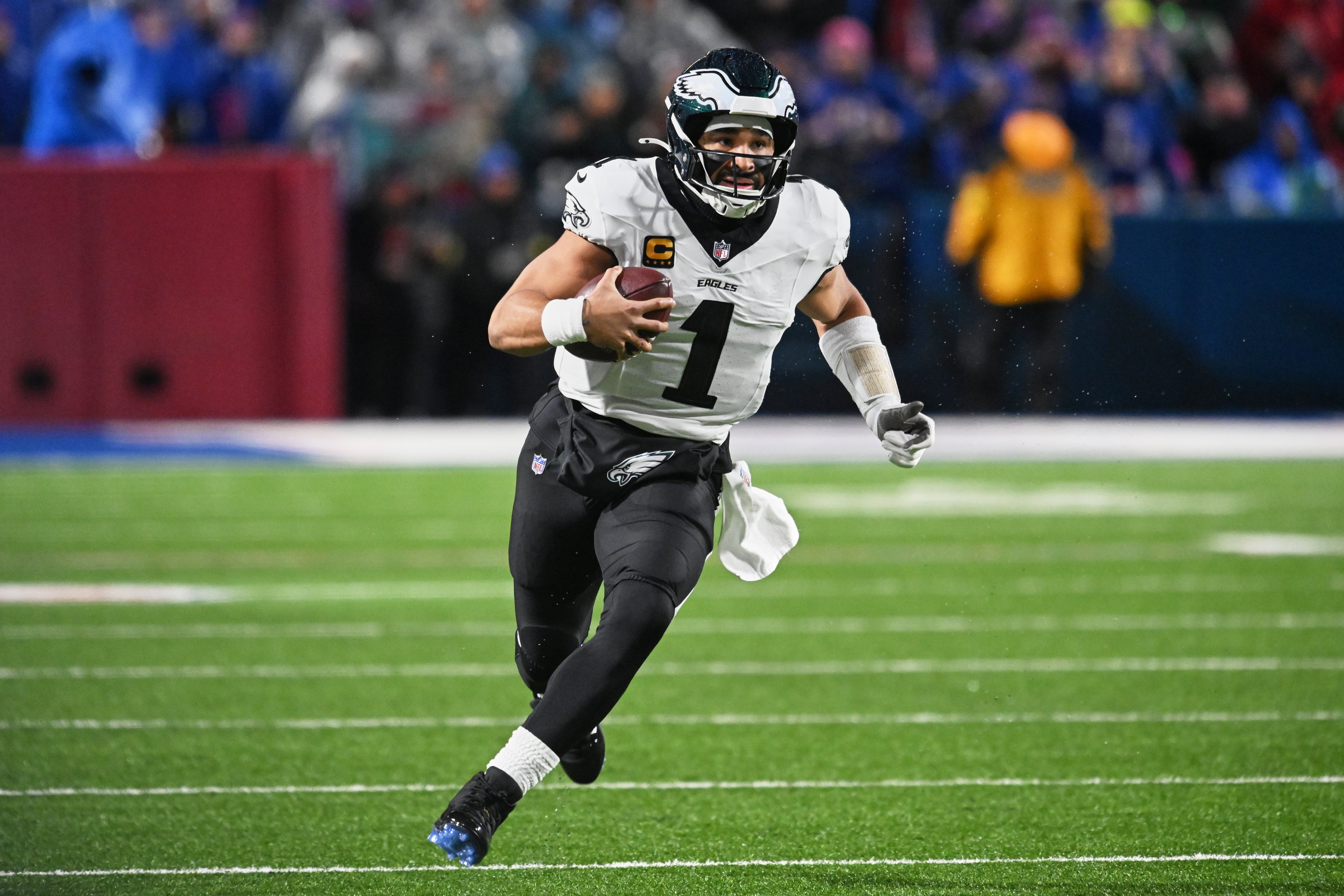 Jalen Hurts runs the ball as we offer our Super Bowl odds after Week 17.