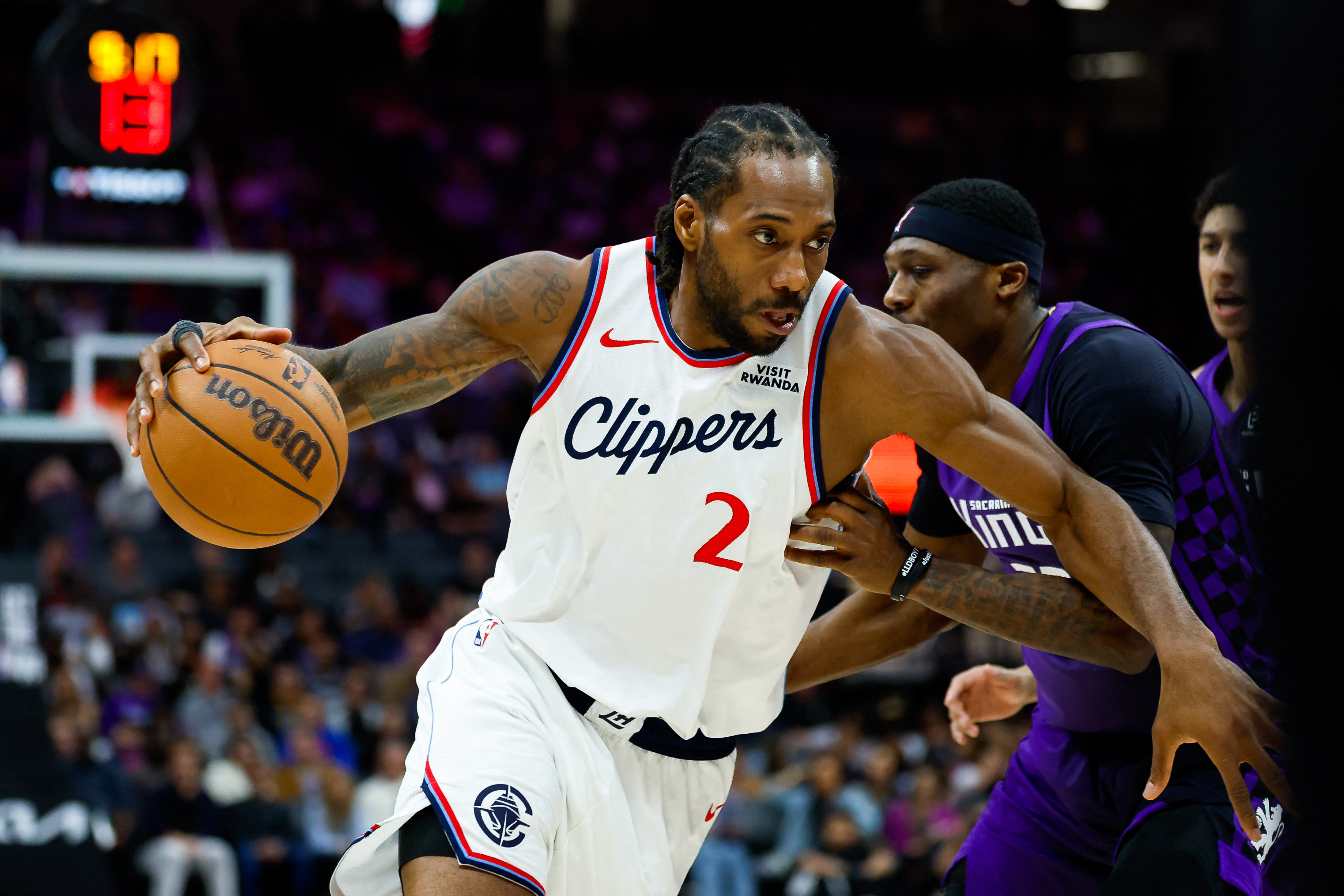 Los Angeles Clippers forward Kawhi Leonard (2) dribbles past a defender as we provide our Clippers vs. Timberwolves player props today.