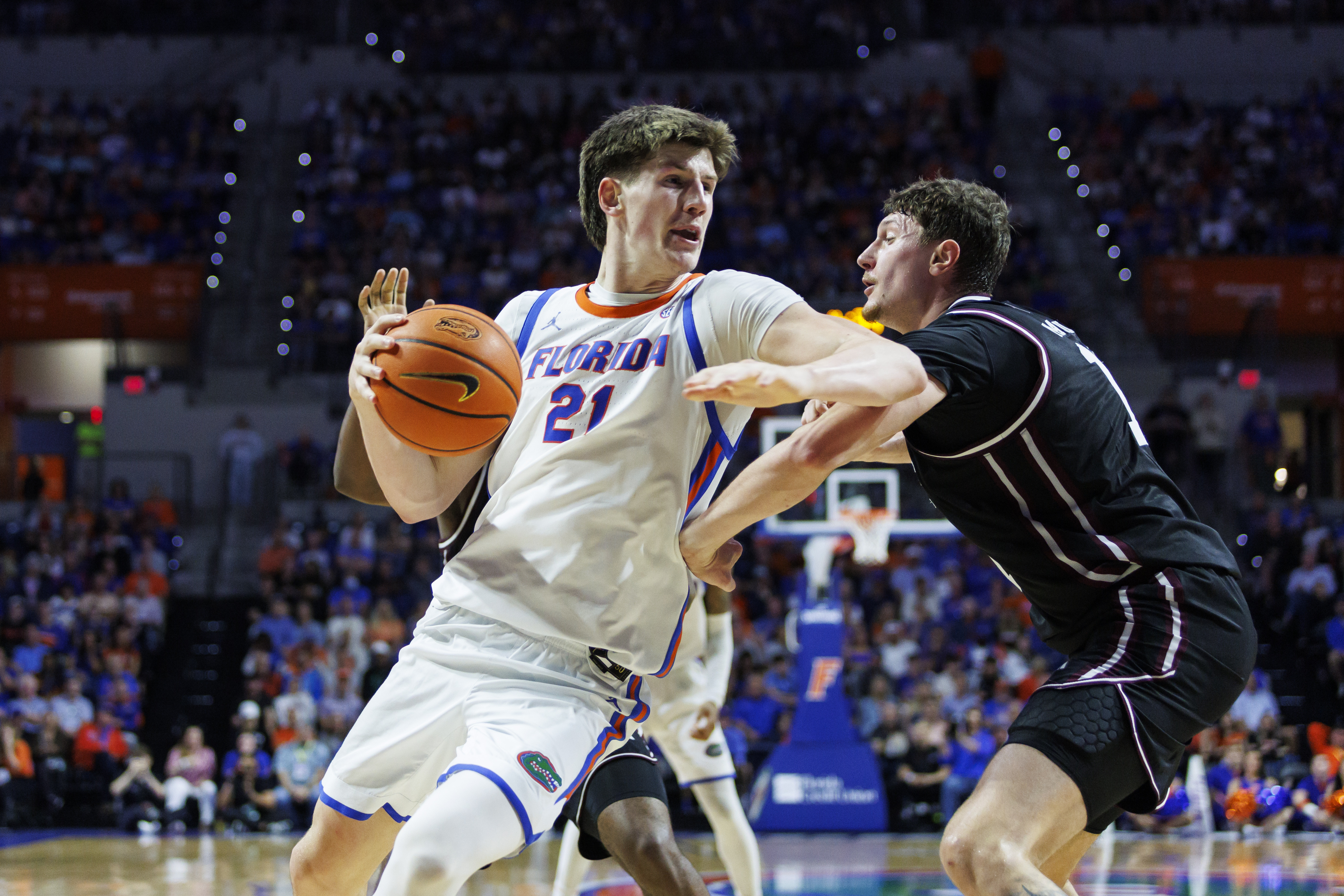 Florida forward Alex Condon (21) backs into a defender as we look at our Kentucky vs. Florida prediction