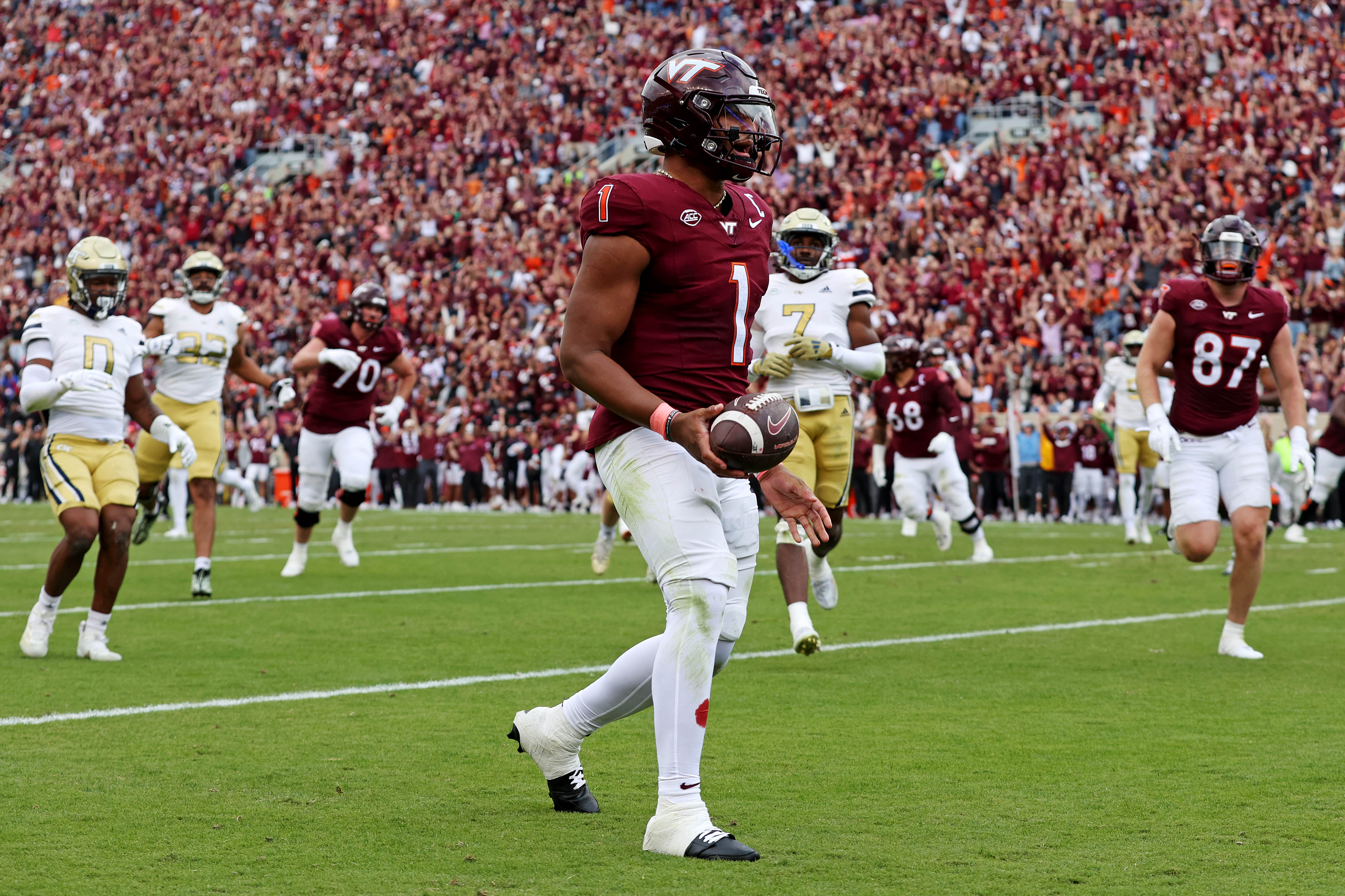 Virginia Tech vs. South Carolina Prediction, Odds & Expert Picks: College Football Week 1 Best Bets