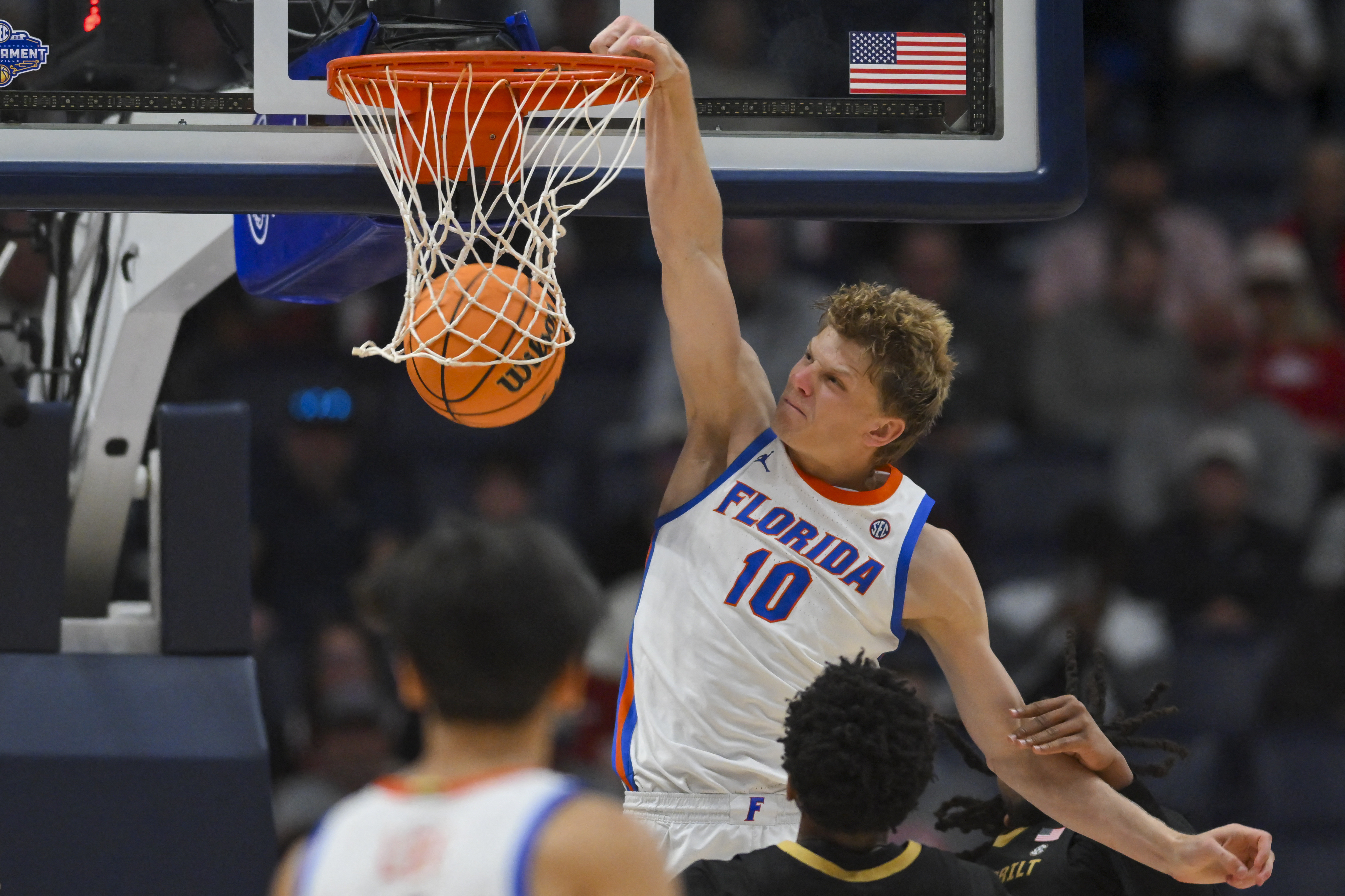 Florida Gators forward Thomas Haugh (10) dunks the ball as we break down our Prairie View A&M vs. Florida prediction & parlay.
