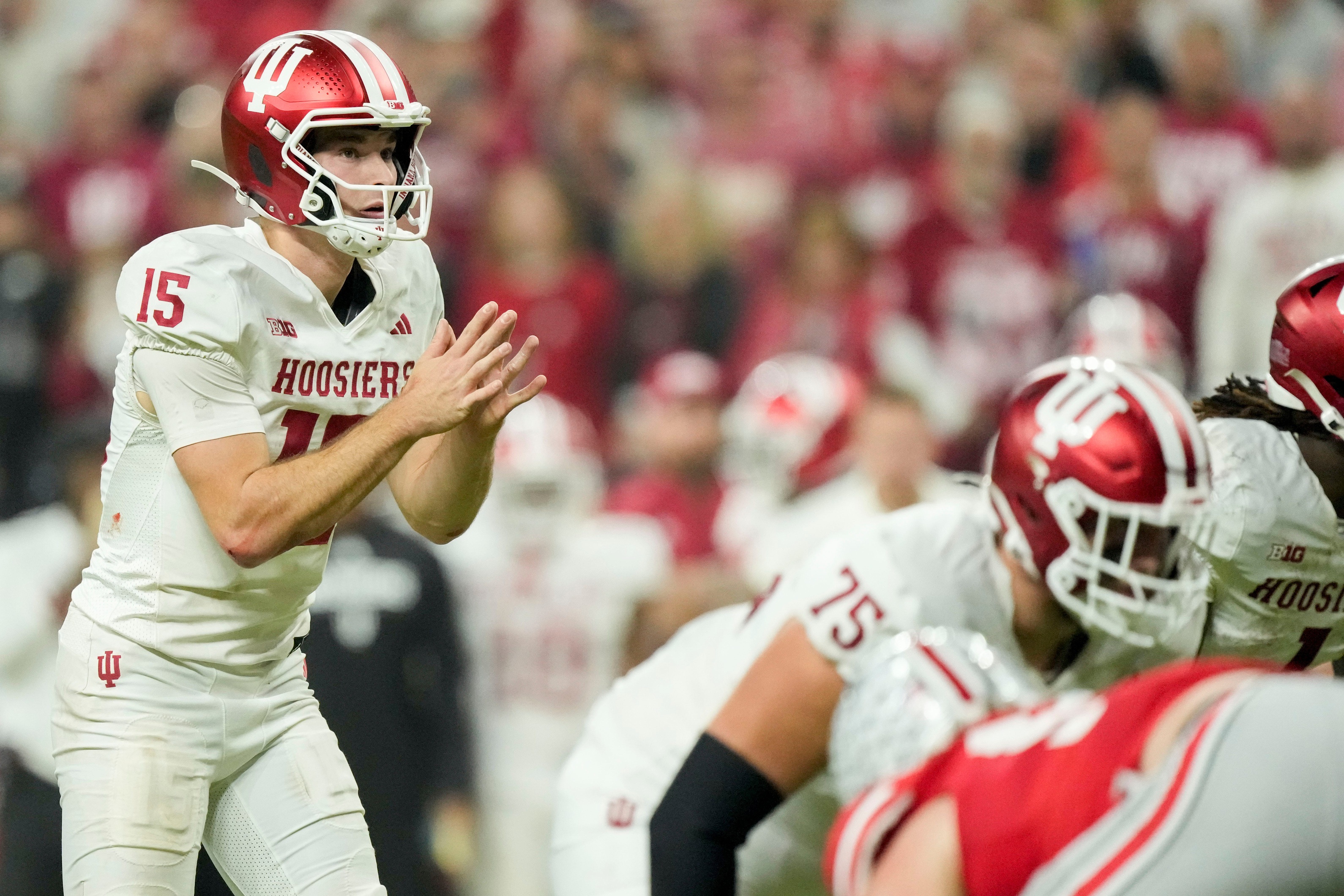 Indiana Hoosiers quarterback Fernando Mendoza (15) prepares to snap the play as we break down our Alabama vs. Indiana weather report for the Rose Bowl.