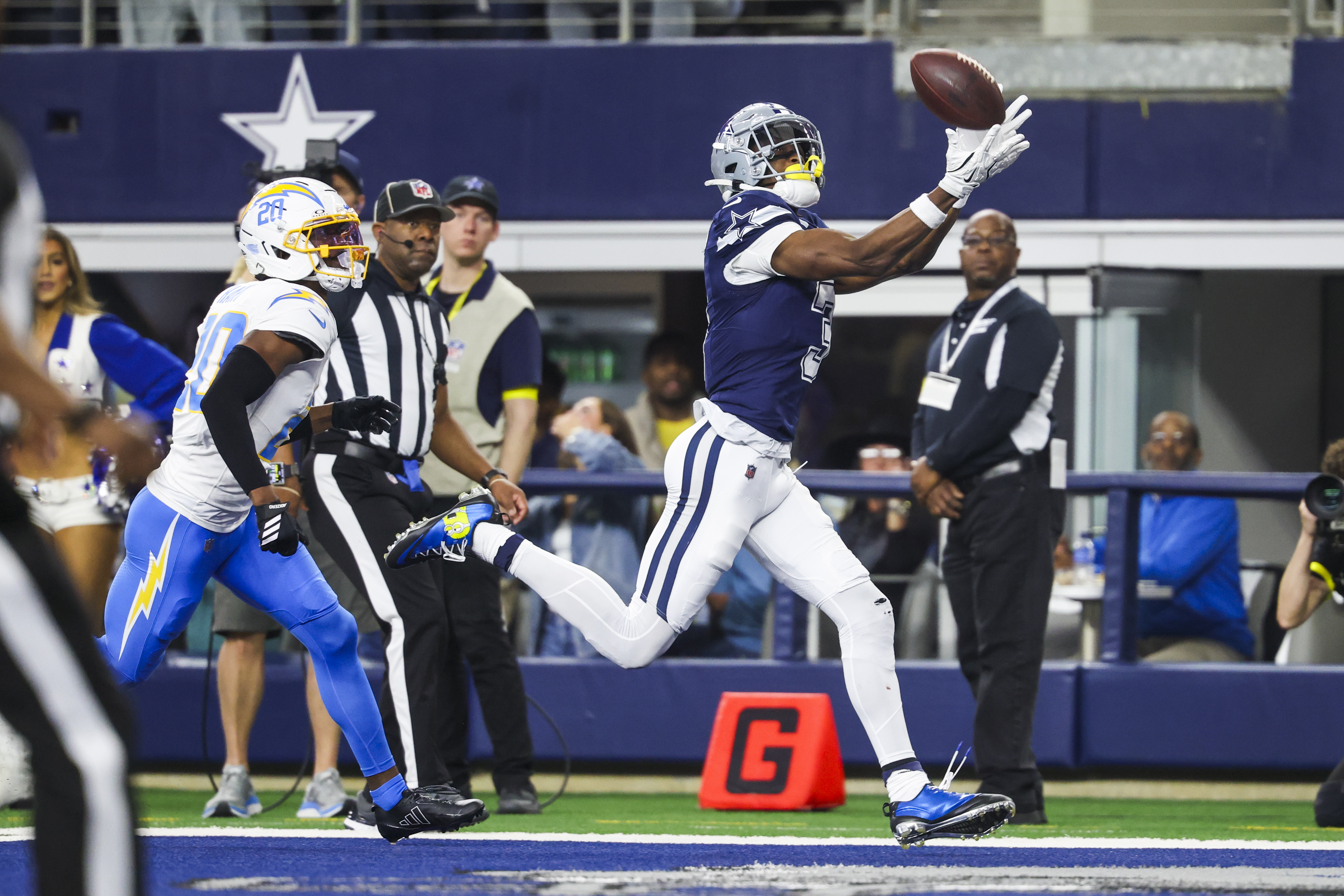 Dallas Cowboys wide receiver George Pickens (3) catches a touchdown pass as we break down the anytime touchdown scorer parlay for NFL Christmas Day.