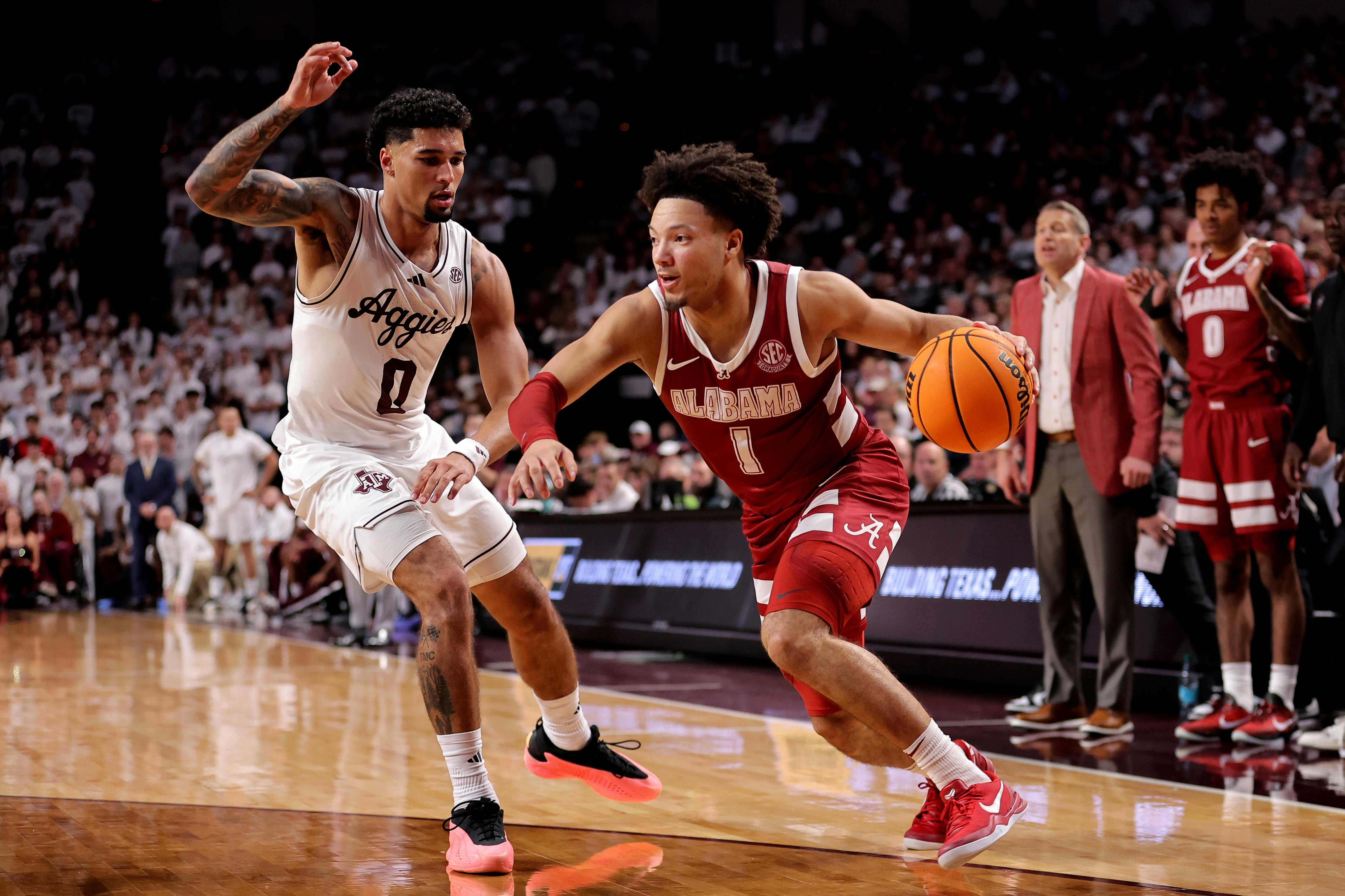 Alabama guard Mark Sears handles the ball against Texas A&M. Alabama is our March Madness odds contender to watch.