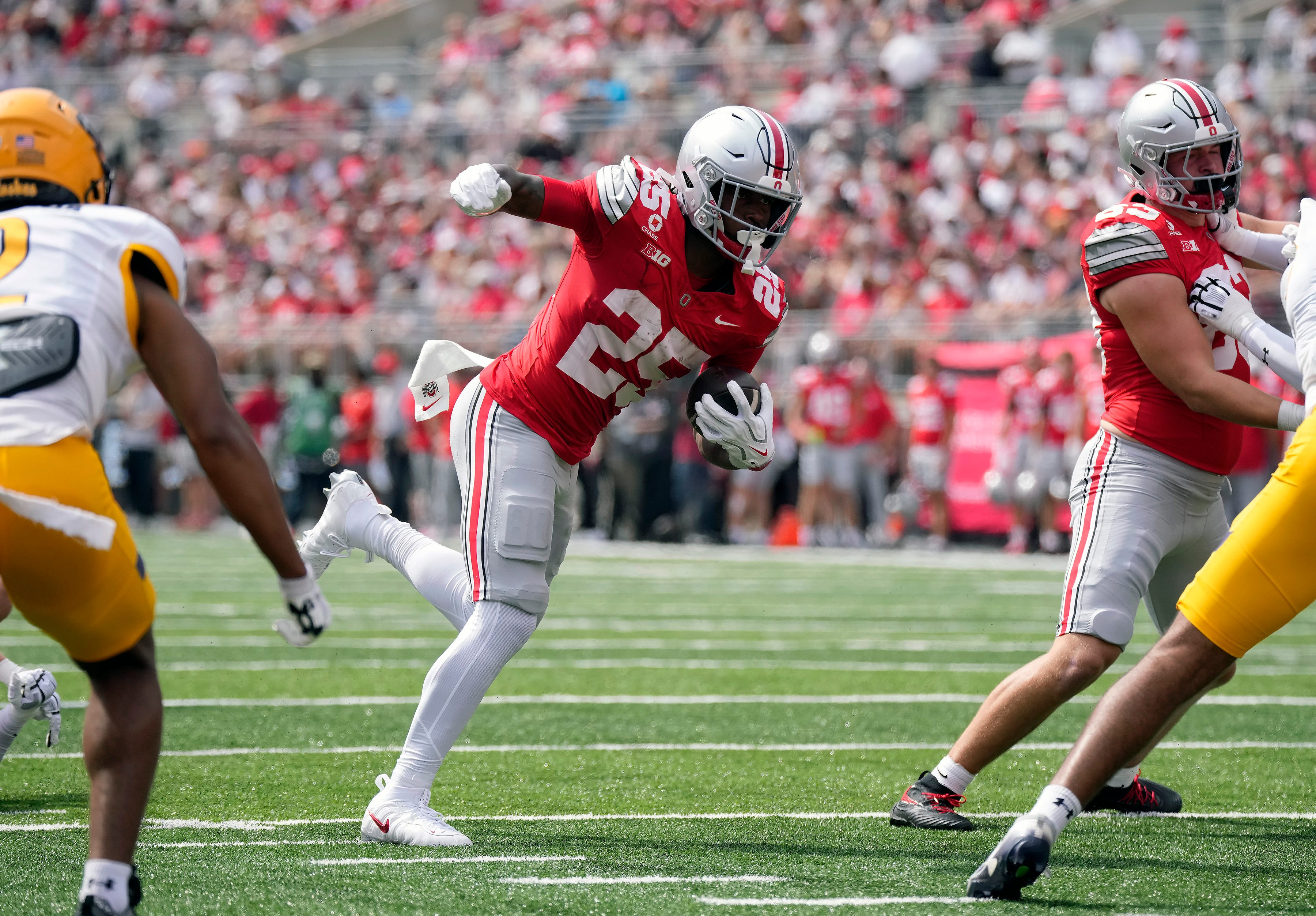 Ohio State Buckeyes running back Bo Jackson (25) runs the ball as he is featured in our Ohio State vs. Iowa touchdown pick.