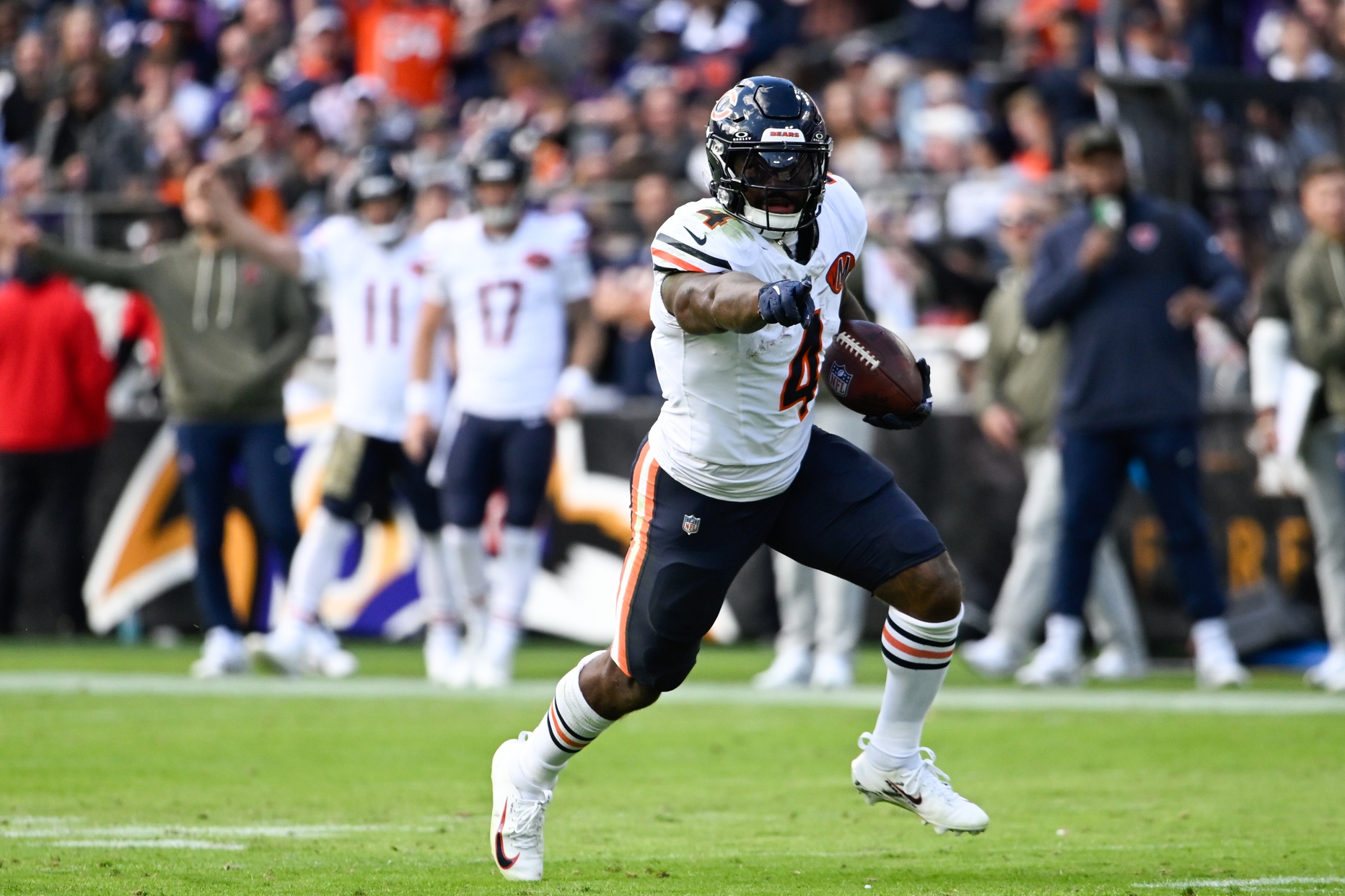 Chicago Bears running back D'Andre Swift rushes, and he's key to our Bears vs. 49ers Predictions