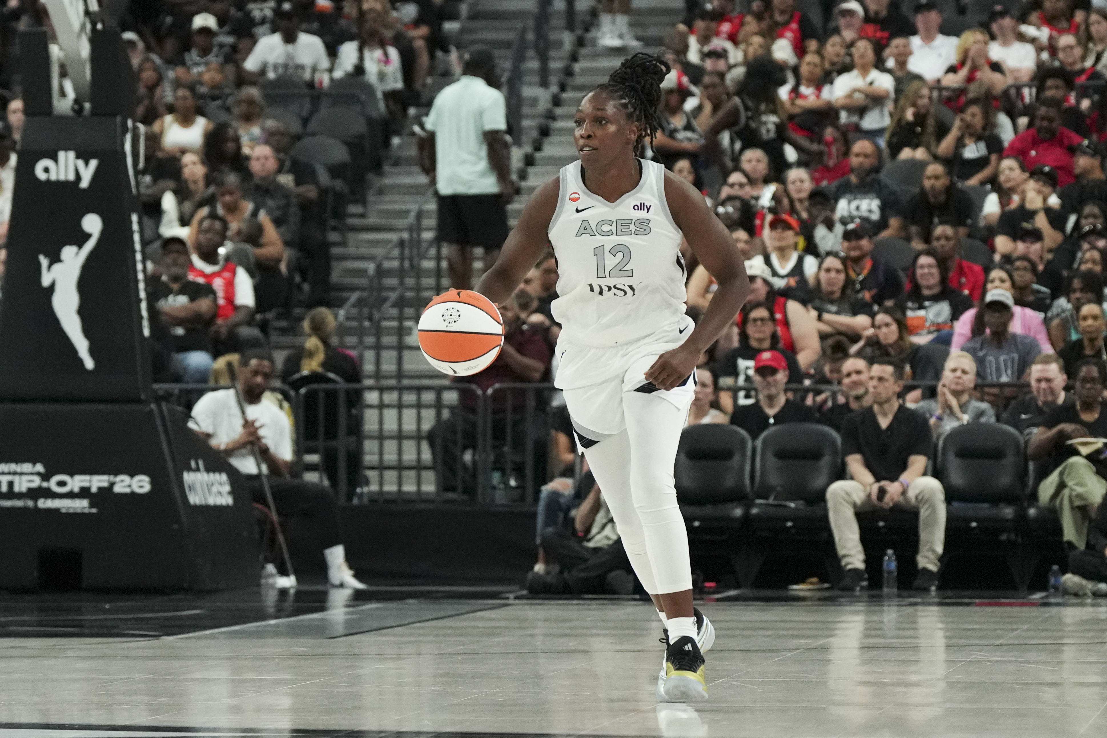  Las Vegas Aces guard Chelsea Gray - who's featured in my Aces vs. Sparks prediction - dribbles.