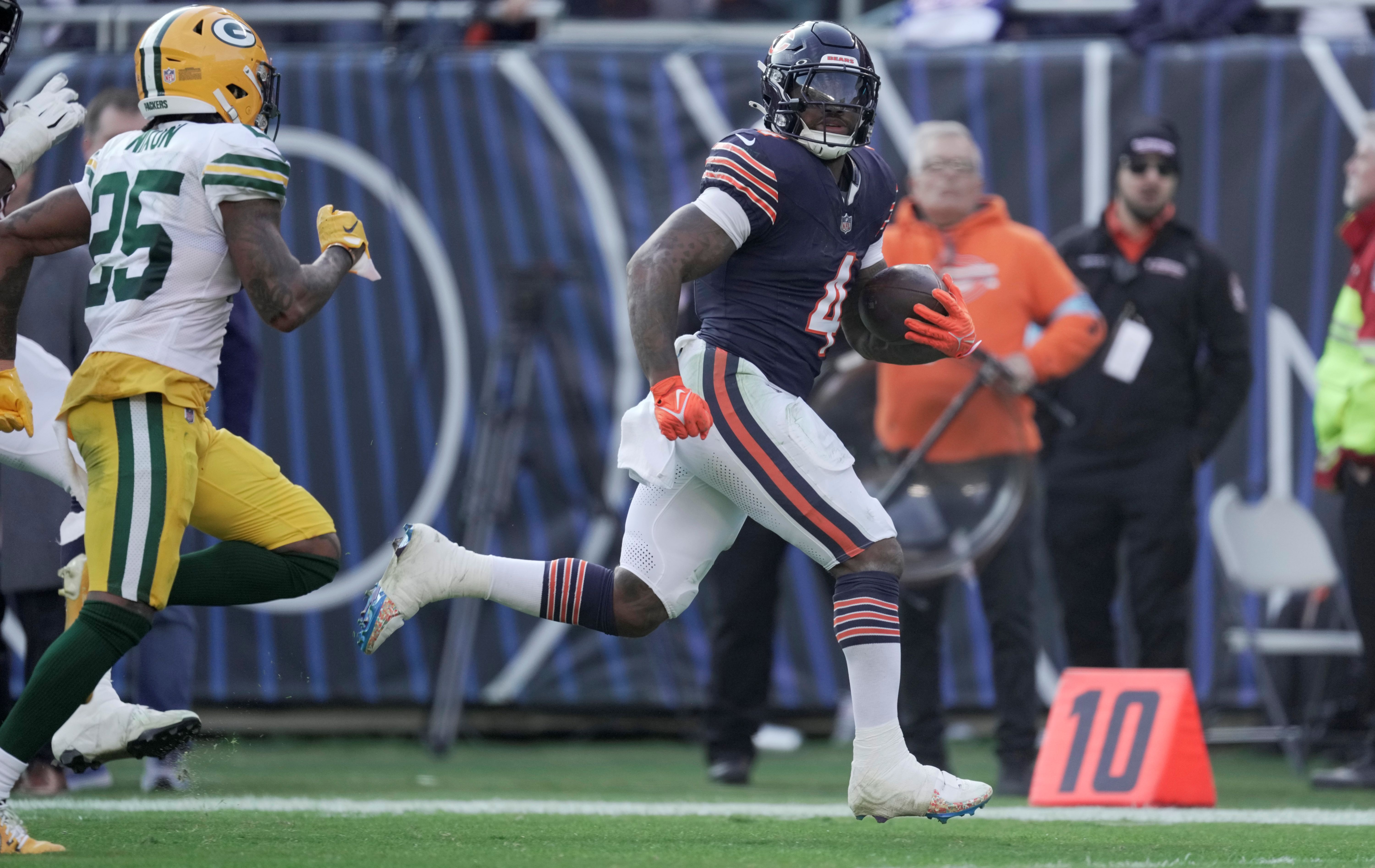 Chicago Bears running back D'Andre Swift runs as we look at the best Packers vs. Bears prediction markets.