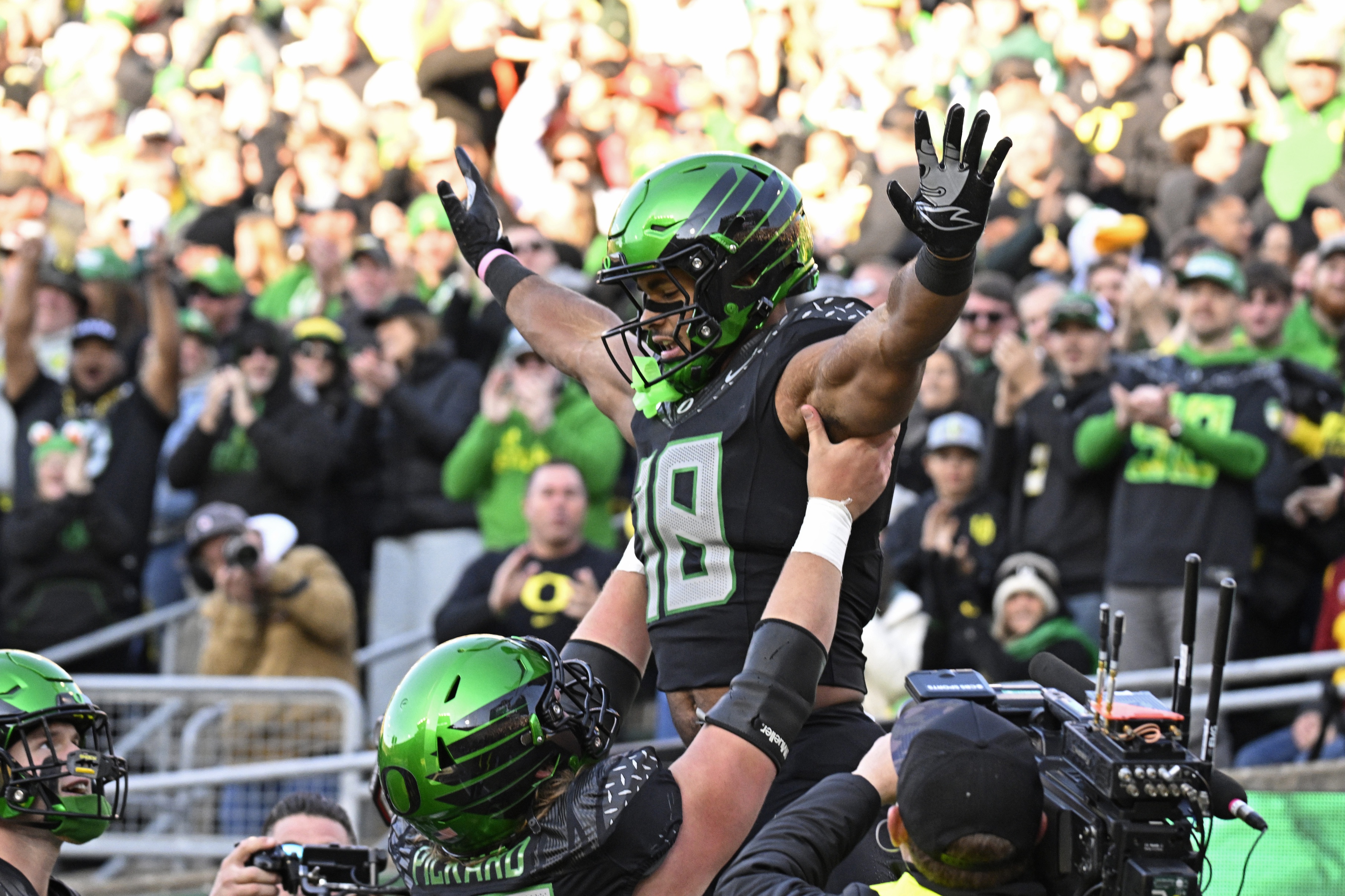 Oregon Ducks tight end Kenyon Sadiq celebrates scoring a touchdown as we look at our college bowl game predictions