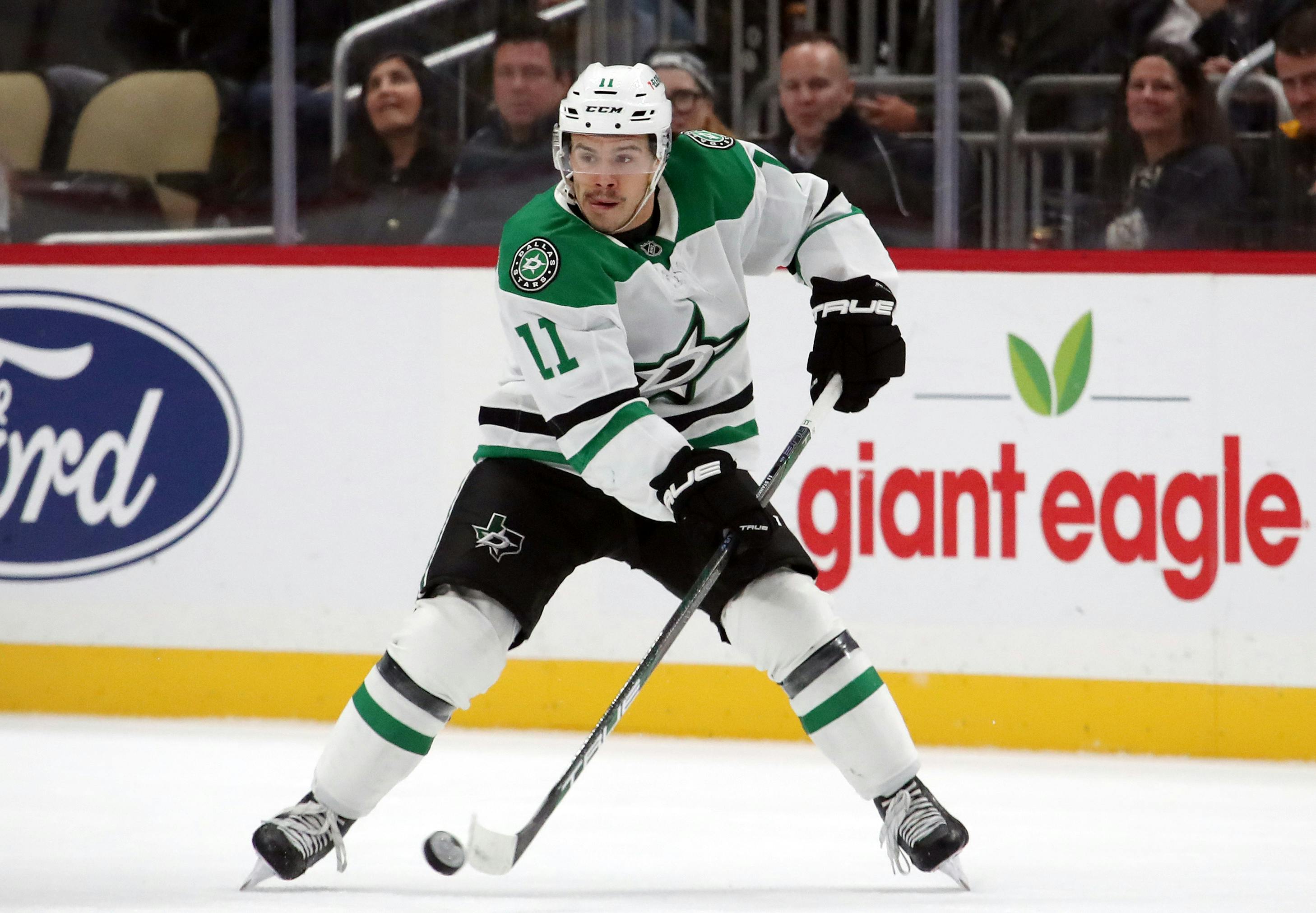 Dallas Stars center Logan Stankoven handles the puck against the Pittsburgh Penguins as we analyze the 2024-25 Calder Trophy odds.