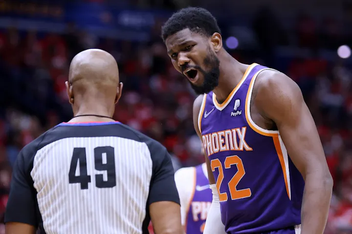 Lakers vs. Suns Picks, Predictions: Can Davis Give L.A. a Chance in Tough Road Matchup?