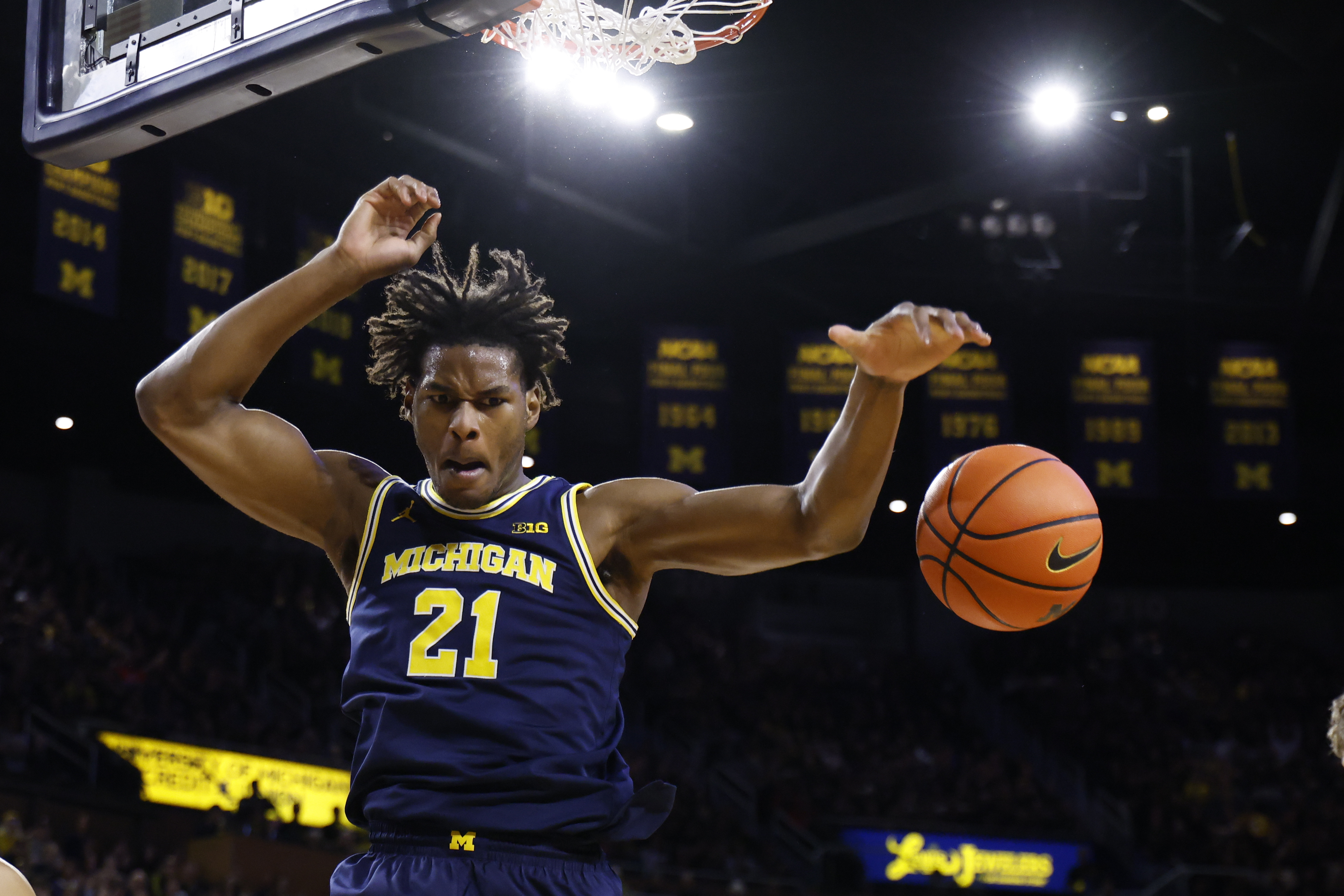 Michigan Wolverines forward Morez Johnson Jr. (21) dunks as we dive into our college basketball predictions and best bets today, which include Michigan -15.5 (-118).
