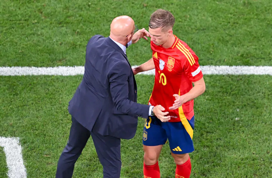 Spain's Dani Olmo and Spain coach Luis de la Fuente stand together as we look at the best 2028 Euro top goal scorer golden boot odds.