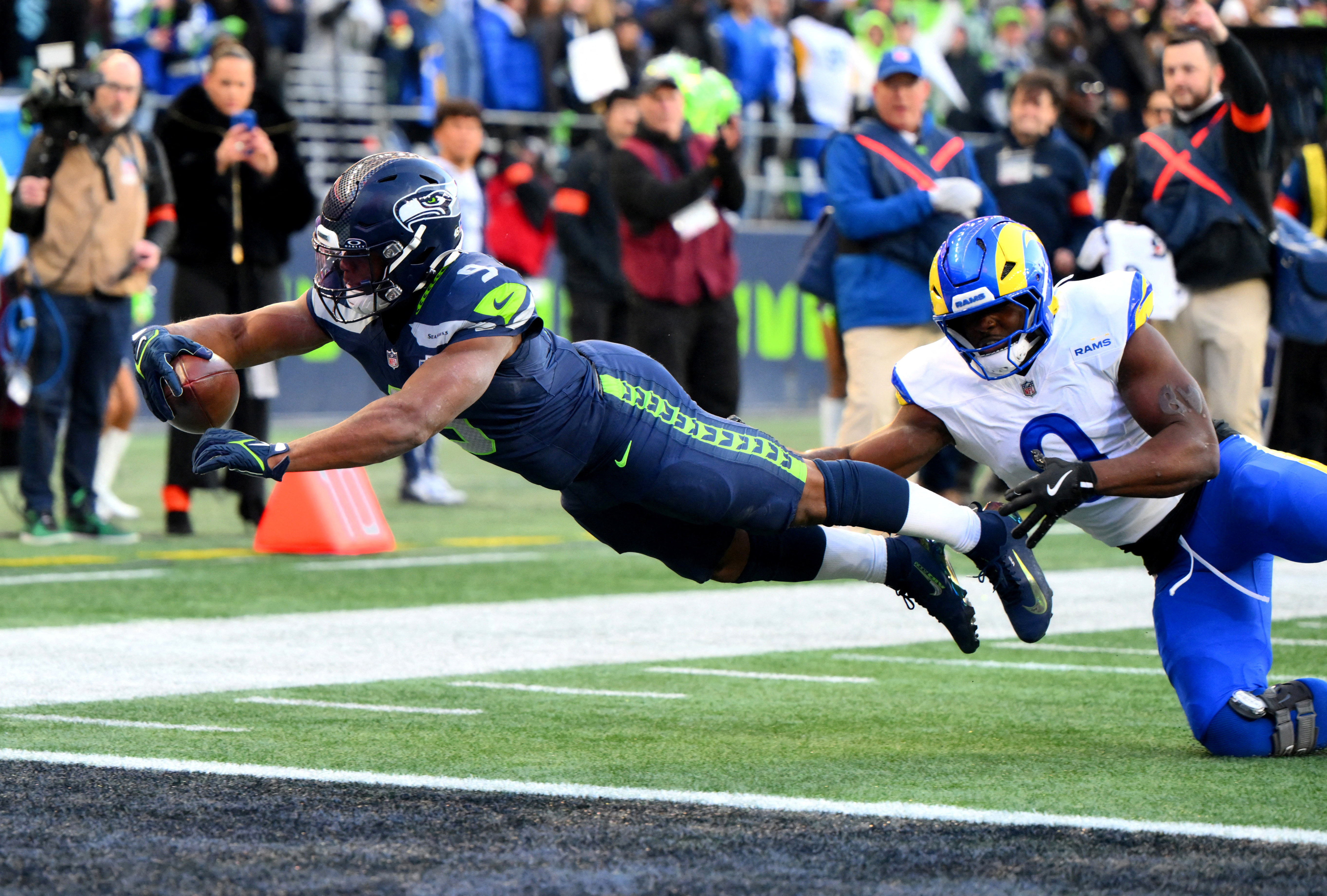 Seattle Seahawks running back Kenneth Walker III (9) reaches for a touchdown against Los Angeles Rams linebacker Byron Young (0) as we break down the 2027 Super Bowl odds and early predictions.