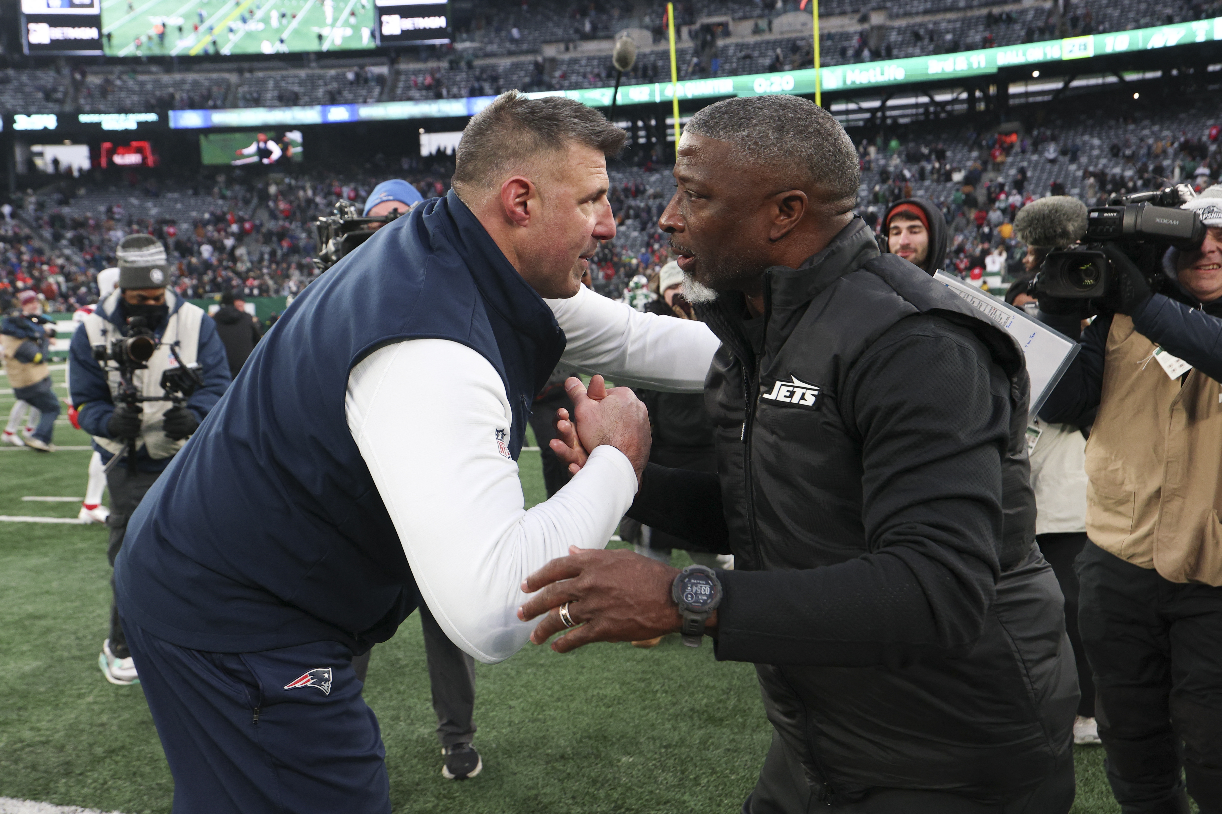 Mike Vrabel (left) and Aaron Glenn (right) are popular names in the NFL first coach fired odds race. 