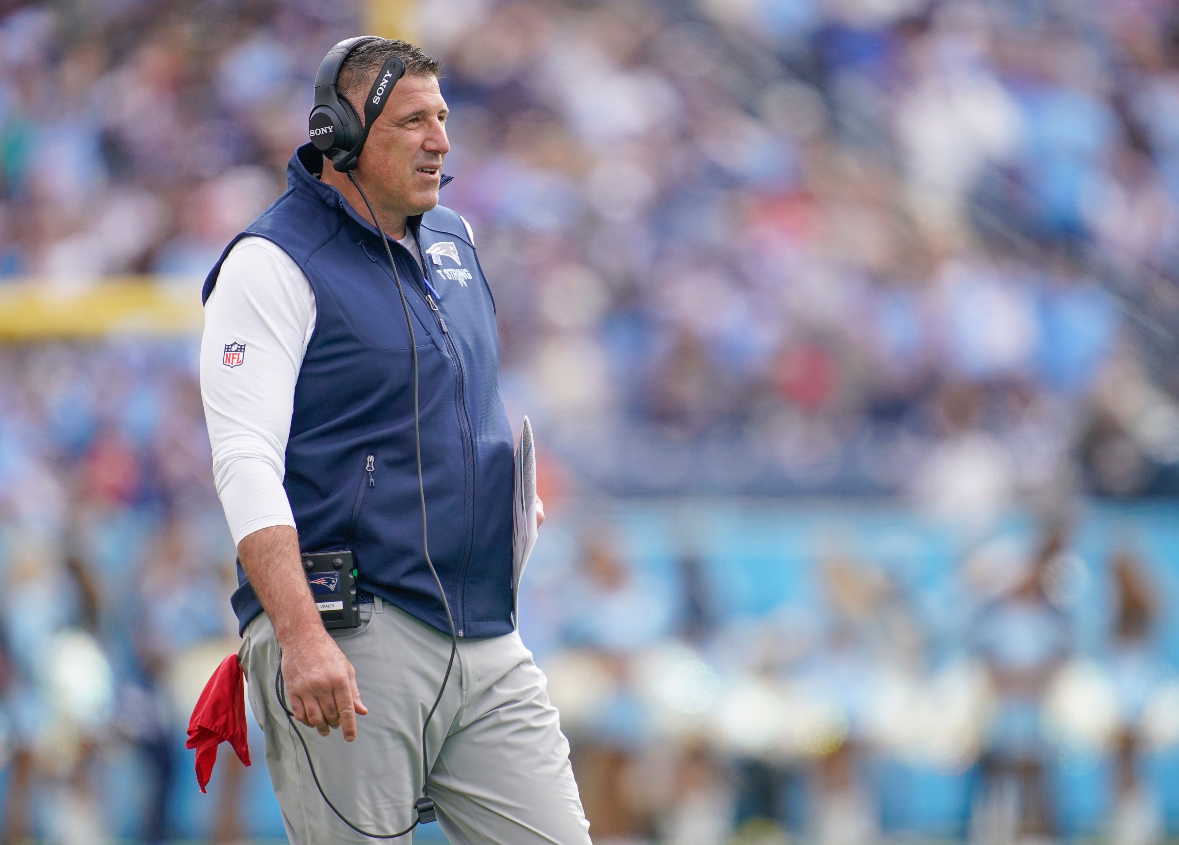 NFL Coach of the Year Odds & Favorites 2025-26: Steichen Leads Over Vrabel, Macdonald