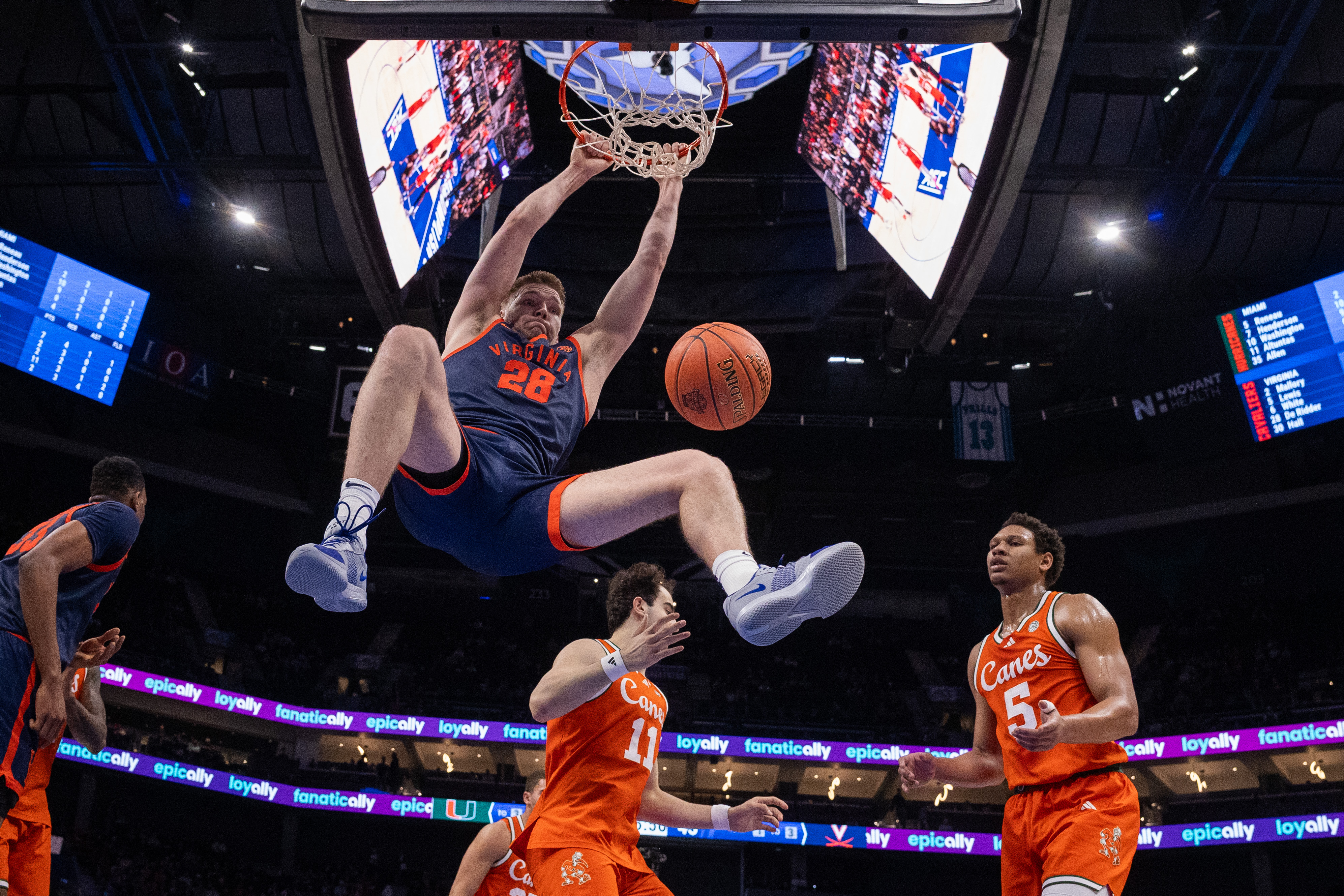 Virginia Cavaliers forward Thijs de Ridder dunks as we make our best Virginia vs. Duke prediction
