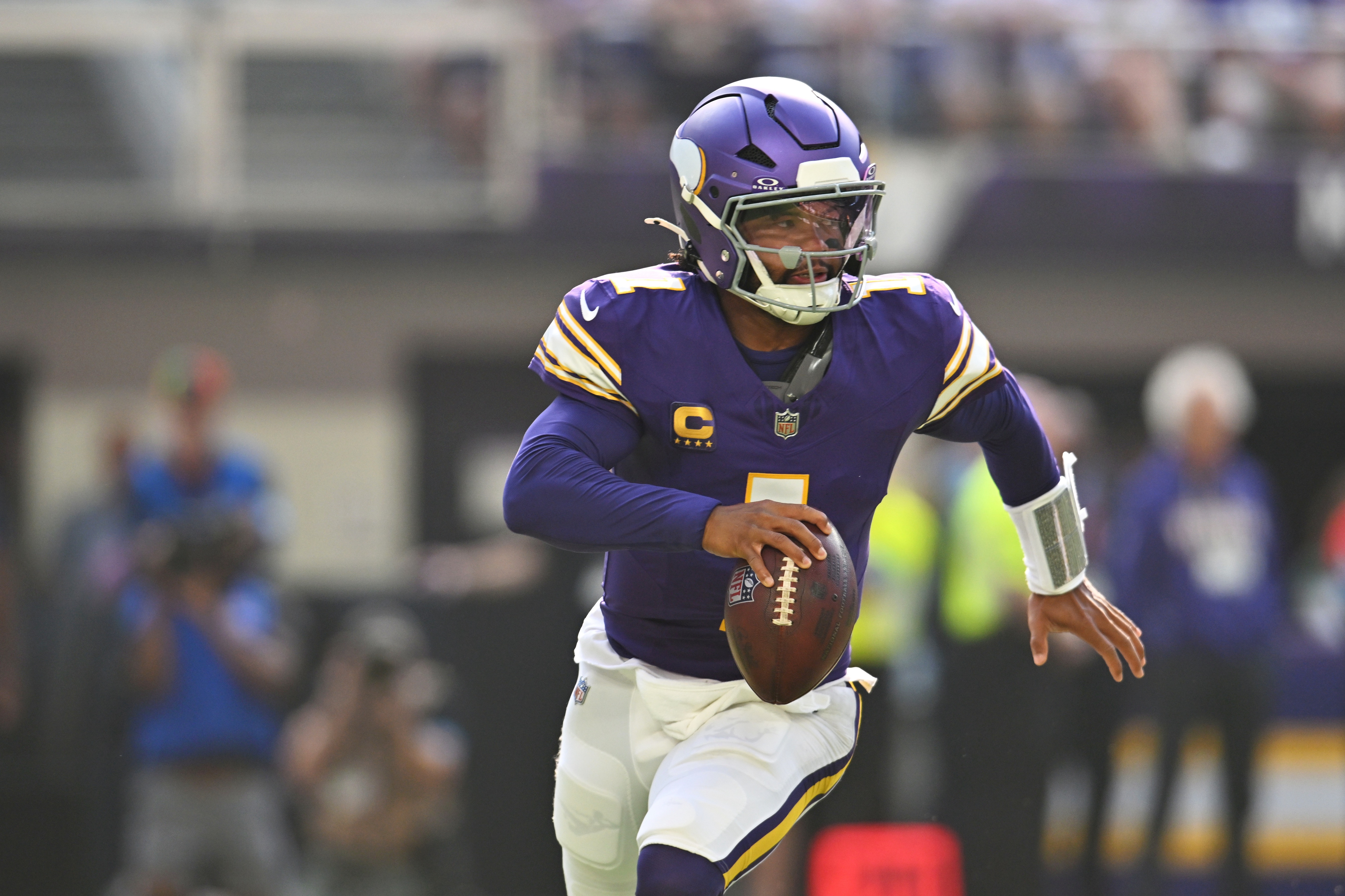 Minnesota Vikings quarterback Kyler Murray (1) scrambles with the ball as we provide our Vikings vs. Buccaneers prediction.