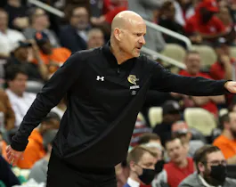 Head coach Andy Kennedy of the UAB Blazers reacts against the Houston Cougars during the 2022 NCAA Men's Basketball Tournament at PPG PAINTS Arena in Pittsburgh, Pennsylvania. Photo by Rob Carr/Getty Images via AFP.
