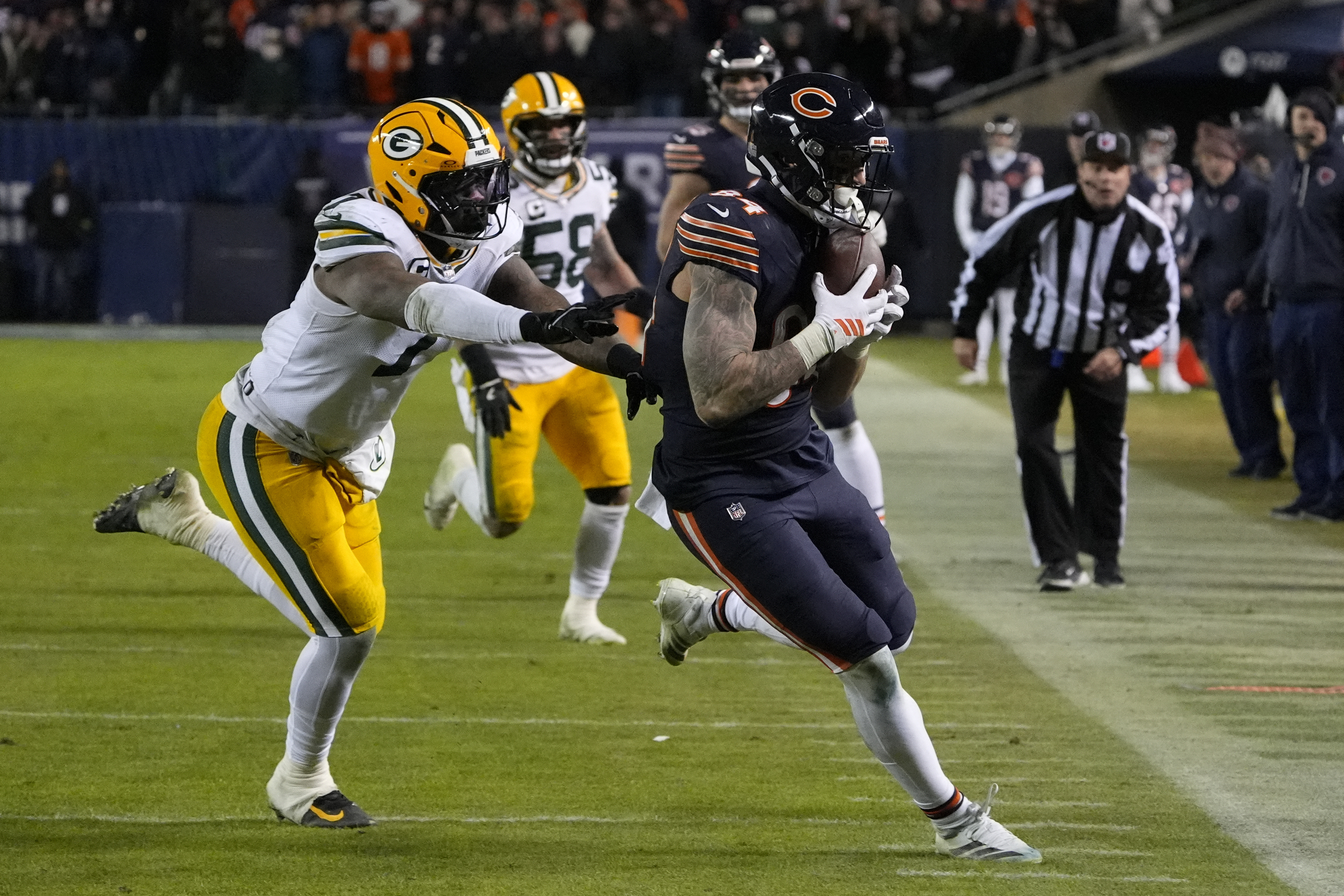 Colston Loveland runs after the catch as we offer our Rams vs. Bears prediction. 