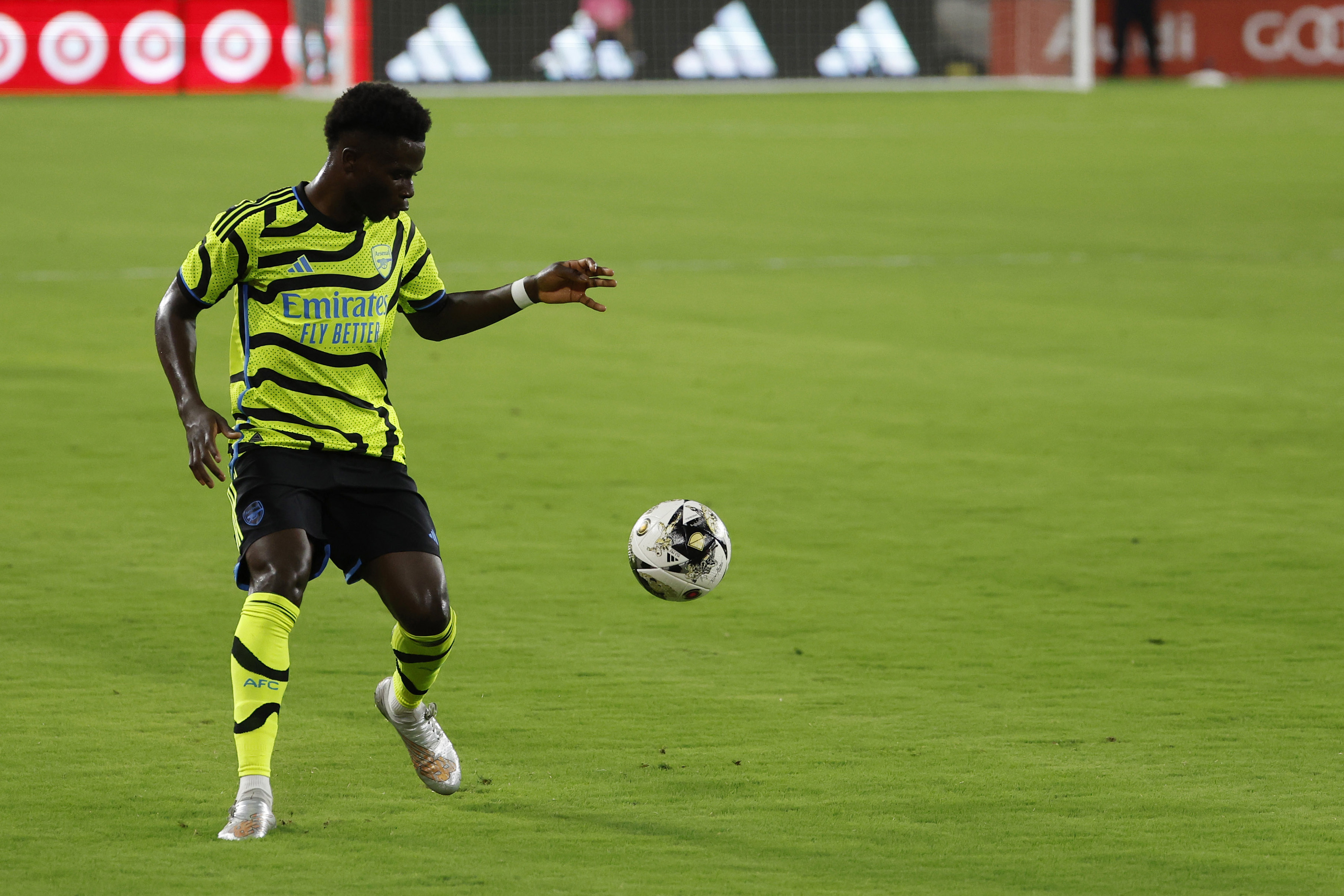 Arsenal midfielder Bukayo Saka (7) dribbles the ball as part of our Arsenal vs. Tottenham prediction & odds.