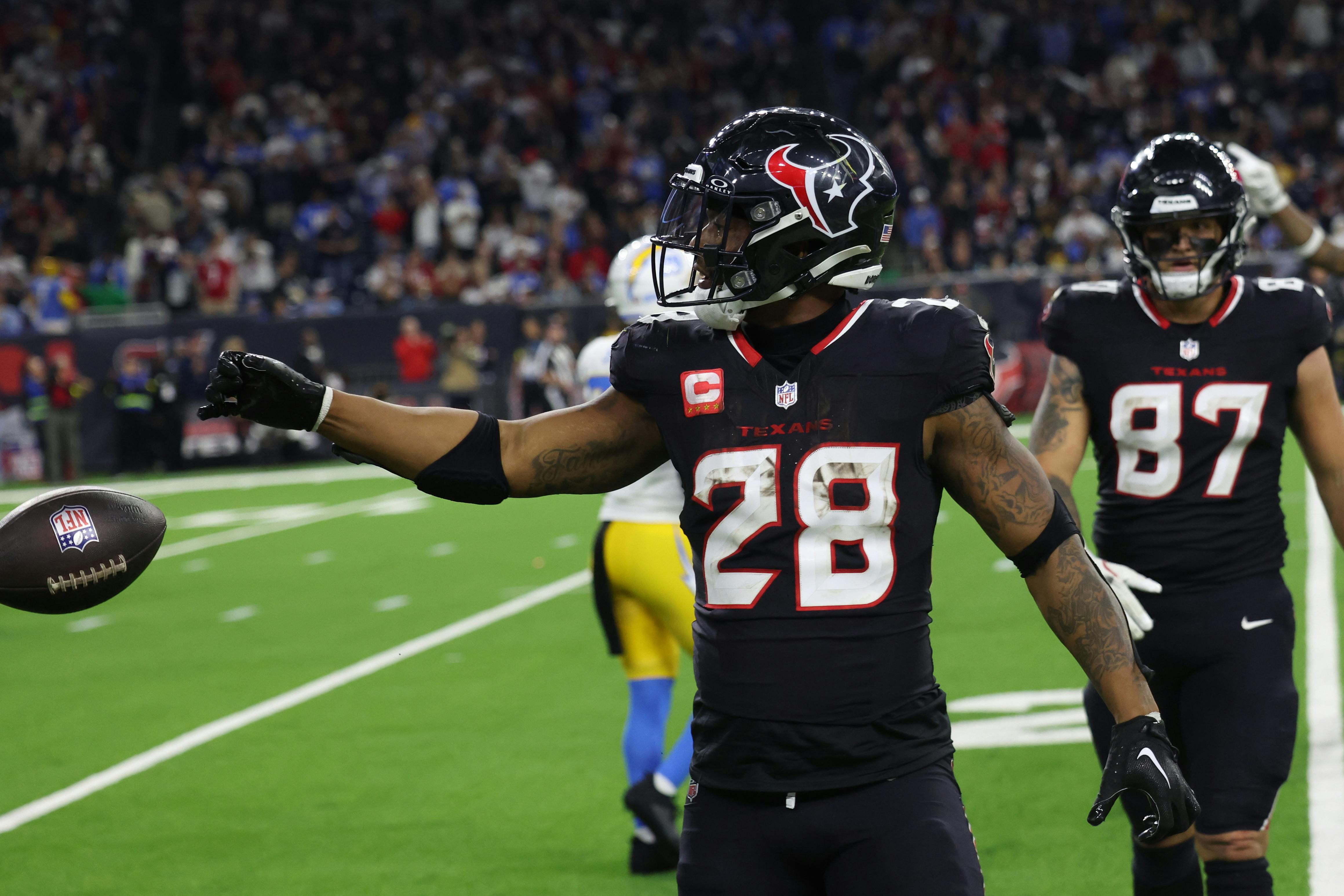 Houston Texans running back Joe Mixon (28) reacts to his rushing first down as we look at our divisional round expert picks.