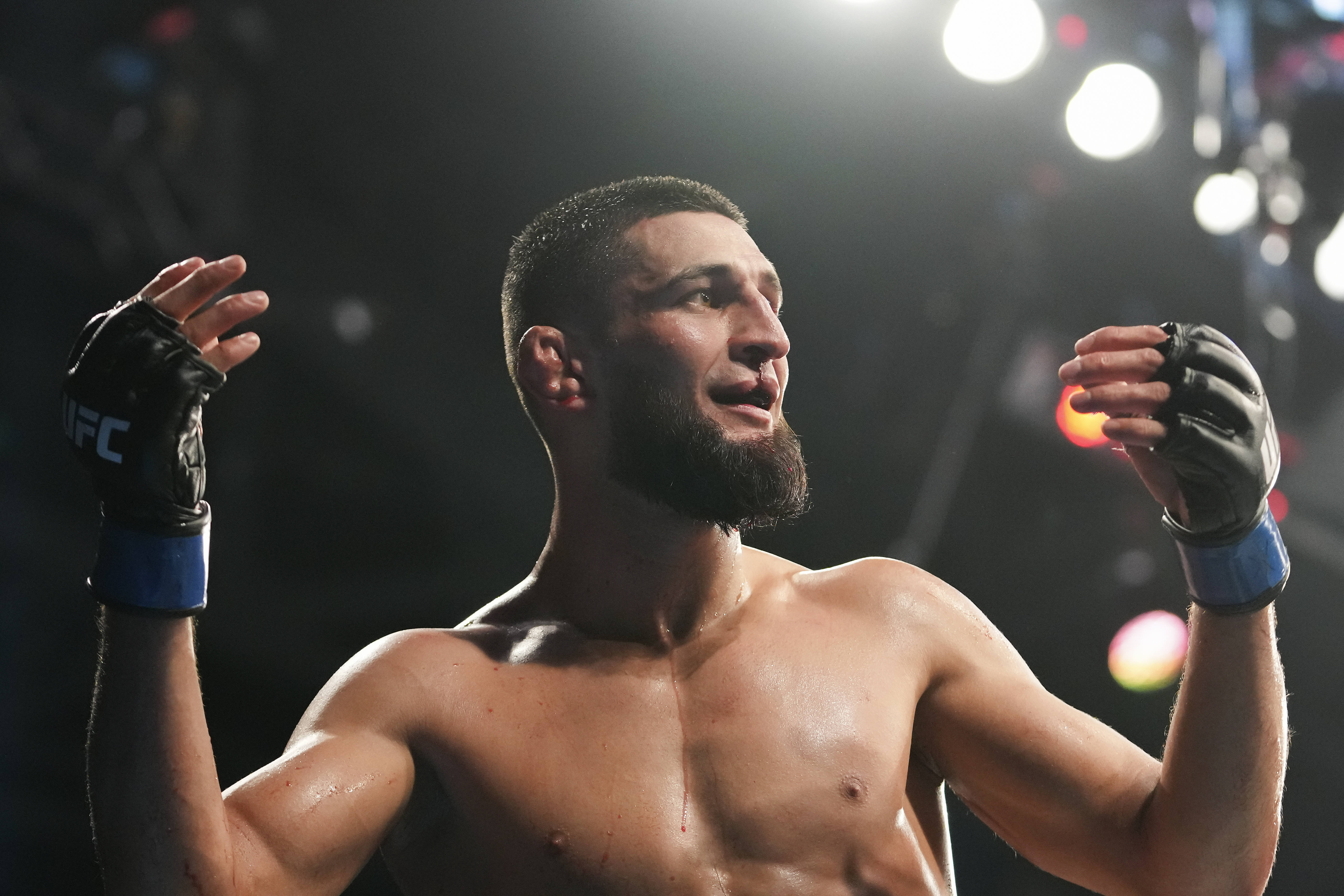🩸 UFC 328 Odds: Chimaev vs. Strickland Betting Guide, Fight Card & Predictions
