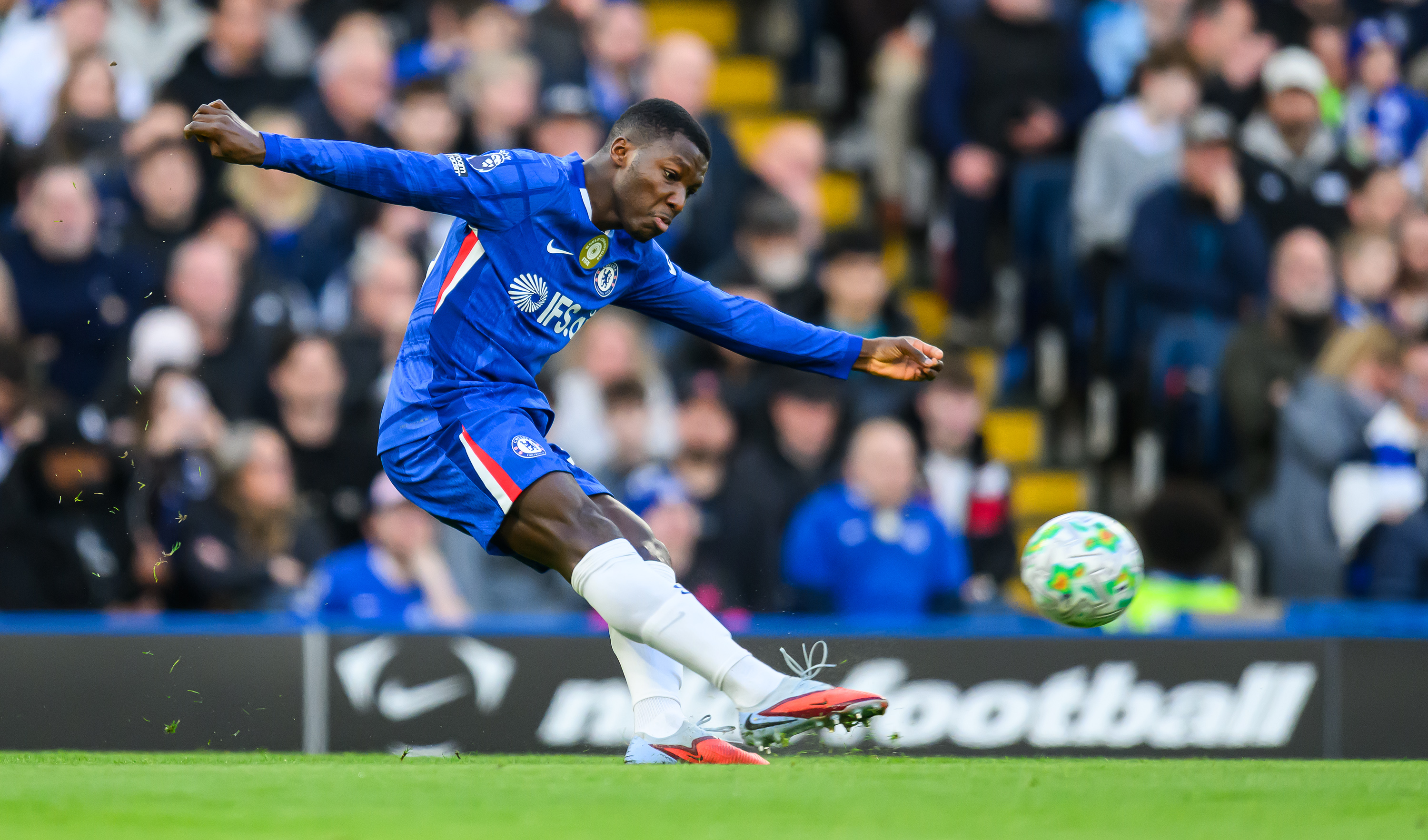 Moisés Caicedo of Chelsea passes the ball upfield as we make our best Chelsea vs. Manchester City prediction.