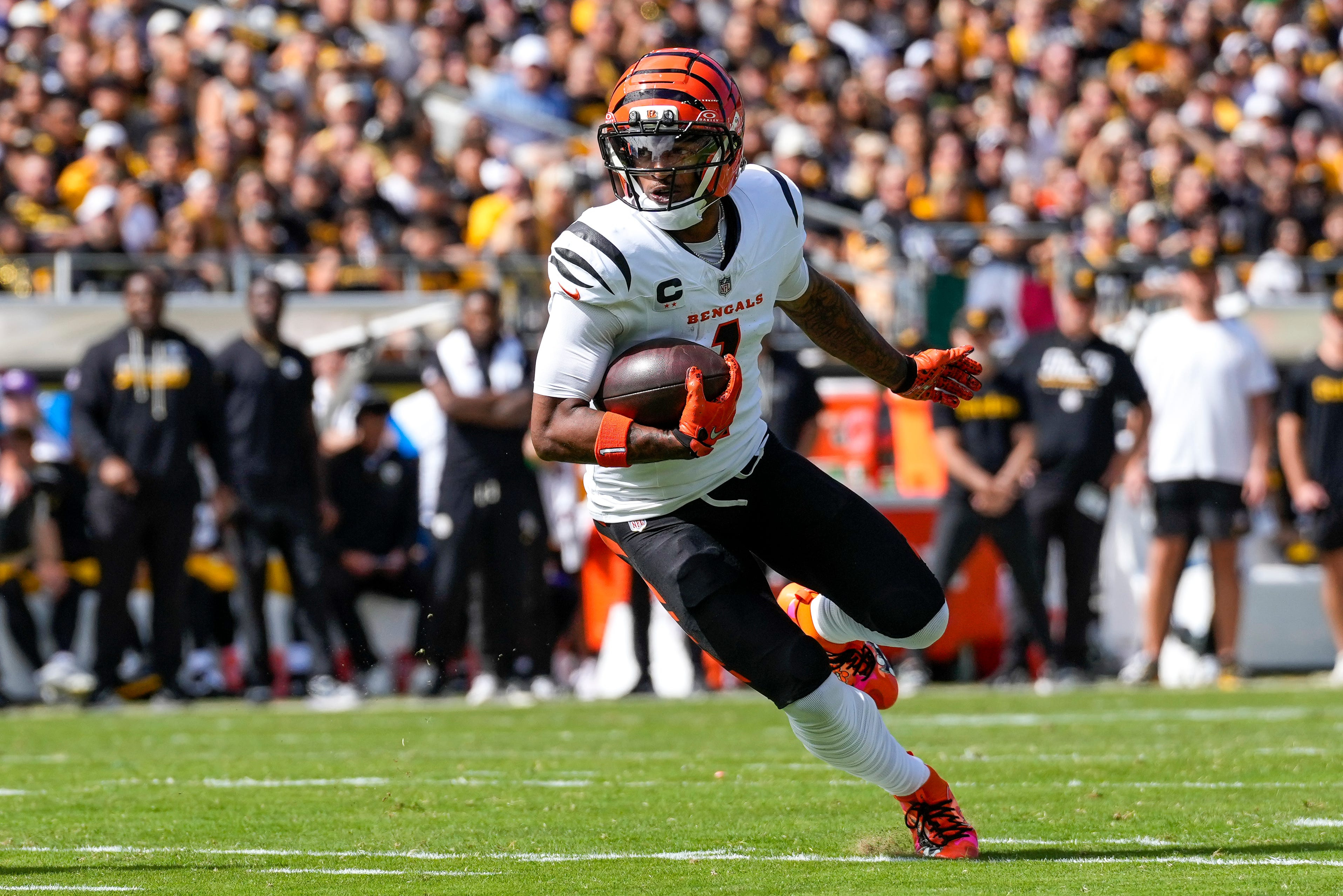 Cincinnati Bengals wide receiver Ja'marr Chase (1) runs with a catch as we break down our NFL 2+ touchdown scorer predictions.