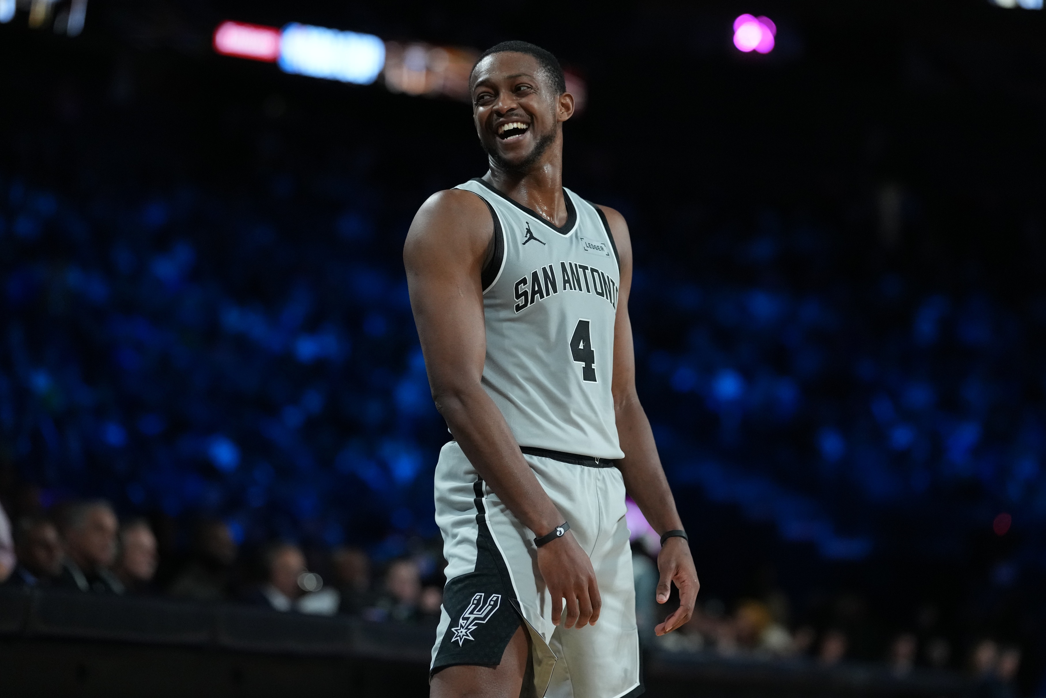 San Antonio Spurs guard De'Aaron Fox (4), seen here standing on the court, is featured in my Spurs vs. Knicks prediction for the NBA Cup final.